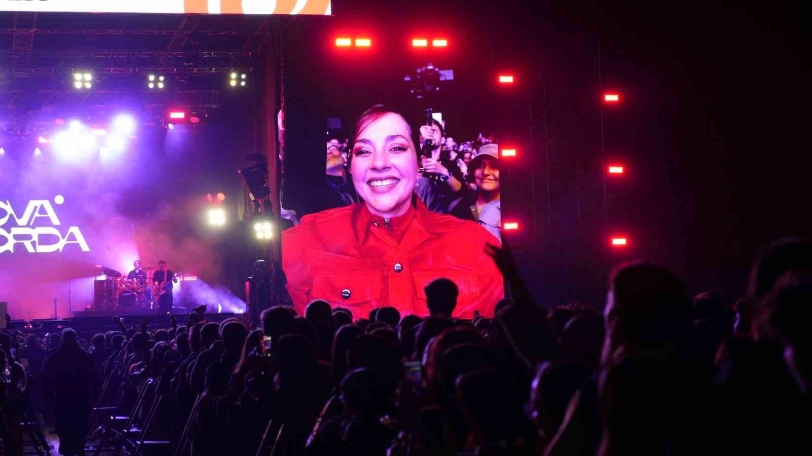 KATILIMCILAR, ATHENA ÖNCESİNDE SAHNEYE ÇIKAN NOVA NORDA VE DJ PERFORMANSLARIYLA DA EĞLENDİ.