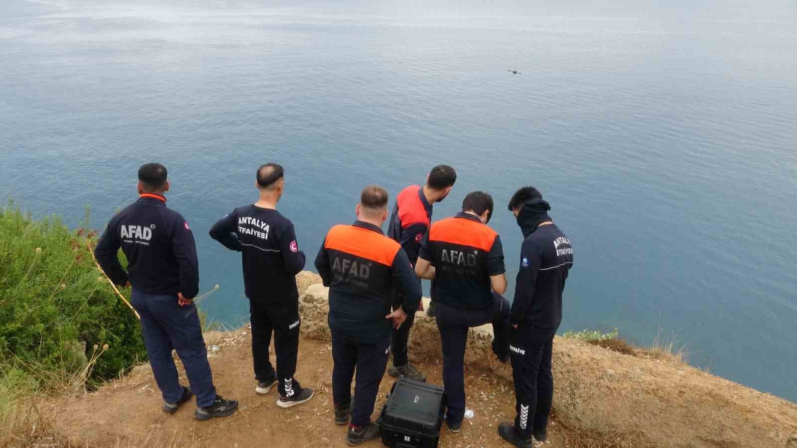 ANTALYA’DA YAKLAŞIK 35 METRELİK FALEZLERDEN GELEN "YARDIM EDİN" ÇIĞLIĞI AFAD, İTFAİYE, SAHİL GÜVENLİK, DENİZ POLİSİ VE POLİS EKİPLERİNİ ALARMA GEÇİRDİ. DENİZDEN, KARADAN VE TERMAL KAMERALI DRON İLE HAVADAN 2 SAAT SÜREN ARAMALARDA HER HANGİ BİR ŞAHSA RASTLANMADI.