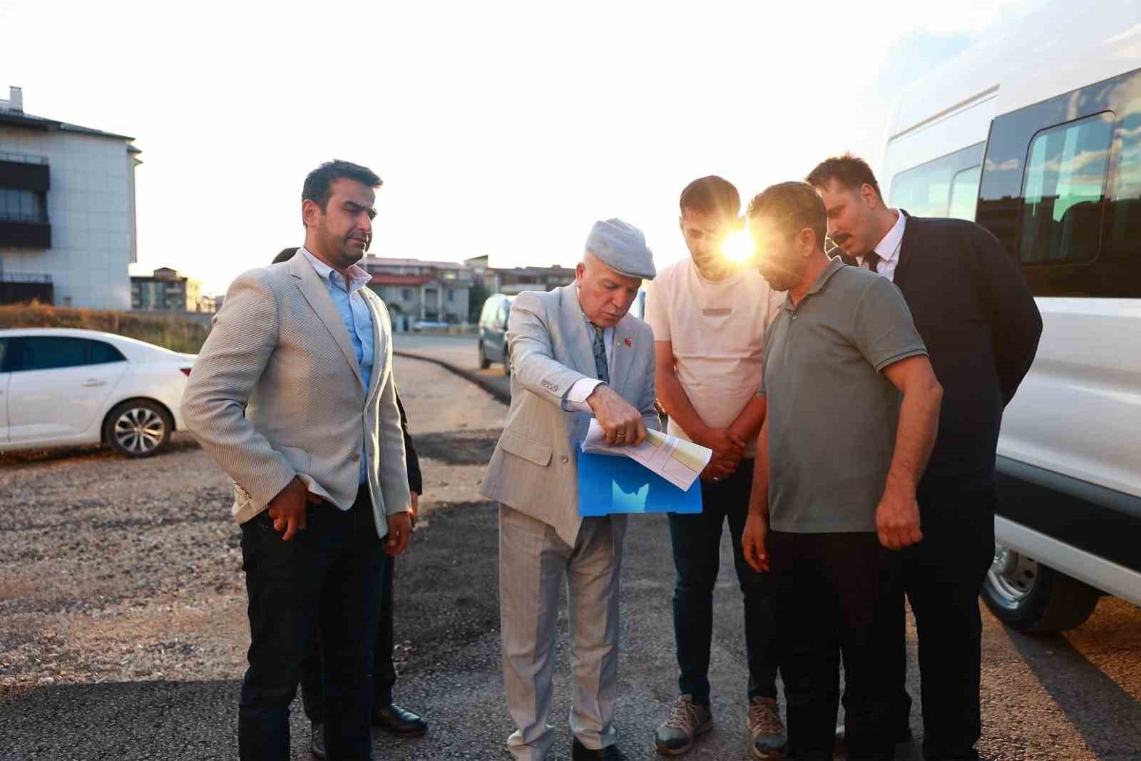 ERZURUM BÜYÜKŞEHİR BELEDİYE BAŞKANI MEHMET SEKMEN, YILDIZKENT VE DADAŞKENT BÖLGELERİNDE YAPIMI SÜREN PROJELERİ VE YENİ YATIRIM ALANLARINI YERİNDE İNCELEYEREK, "AZİZ HEMŞEHRİLERİMİZİN REFAHI İÇİN ÇALIŞMALARIMIZA ARALIKSIZ DEVAM EDİYORUZ" DEDİ.