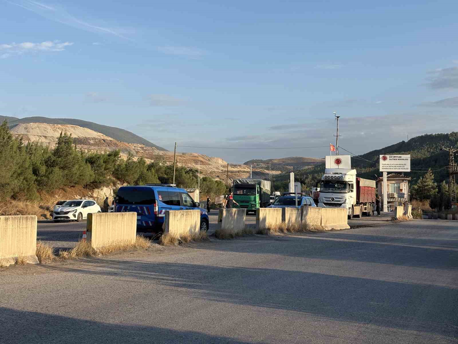 MANİSA'NIN SOMA İLÇESİNDE BİR MADEN İŞLETMESİNDE MEYDANA GELEN GÖÇÜKTE MAHSUR KALAN 5 İŞÇİDEN HALİT ERSAY'IN CANSIZ BEDENİNE ULAŞILDI. GÖÇÜKTEN DAHA ÖNCE 2 İŞÇİ SAĞ OLARAK KURTARILIRKEN, İÇERİDEKİ 4 İŞÇİYE ULAŞMAK İÇİN ARAMA KURTARMA ÇALIŞMALARI ARALIKSIZ SÜRÜYOR.