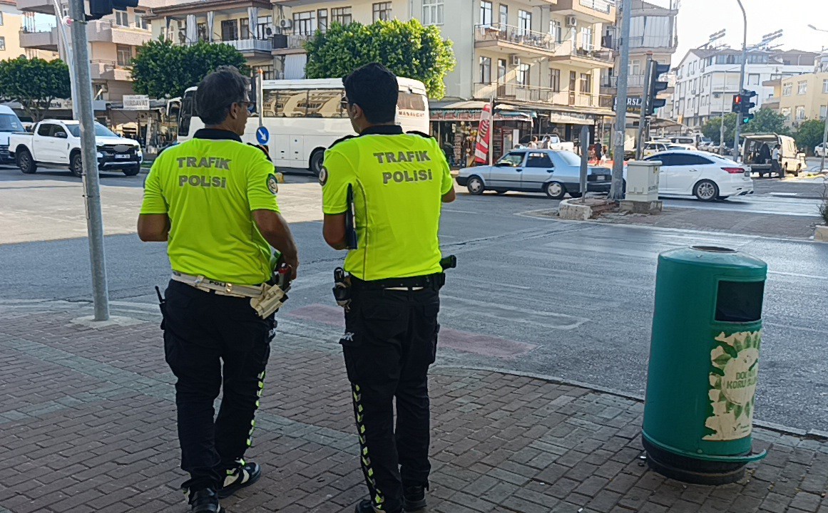 ANTALYA’NIN MANAVGAT İLÇESİNDE SEYİR HALİNDEKİ OTOMOBİL, YAYALARA KIRMIZI IŞIK YANDIĞI SIRADA YAYA GEÇİDİNDEN ANİDEN YOLA FIRLAYAN KADINA ÇARPTI. GÜVENLİK KAMERASINA SANİYE SANİYESİNE YANSIYAN KAZADA, OTOMOBİLİN ÇARPMASIYLA SAVRULAN YAYA HAVAYA FIRLADI.