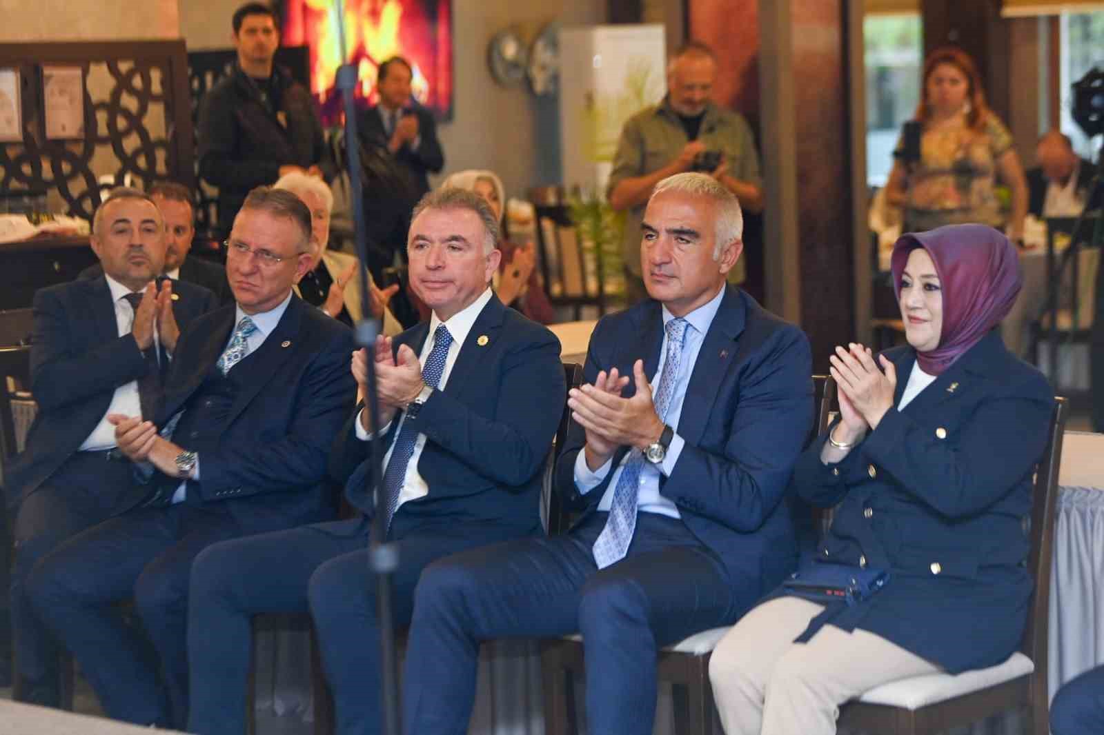 BAKAN ERSOY, KÜTAHYA'DAKİ TEMASLARI KAPSAMINDA VALİLİĞİ VE GÜLSÜM GÜRAL ÇİNİ MÜZESİNİ DE ZİYARET ETTİ