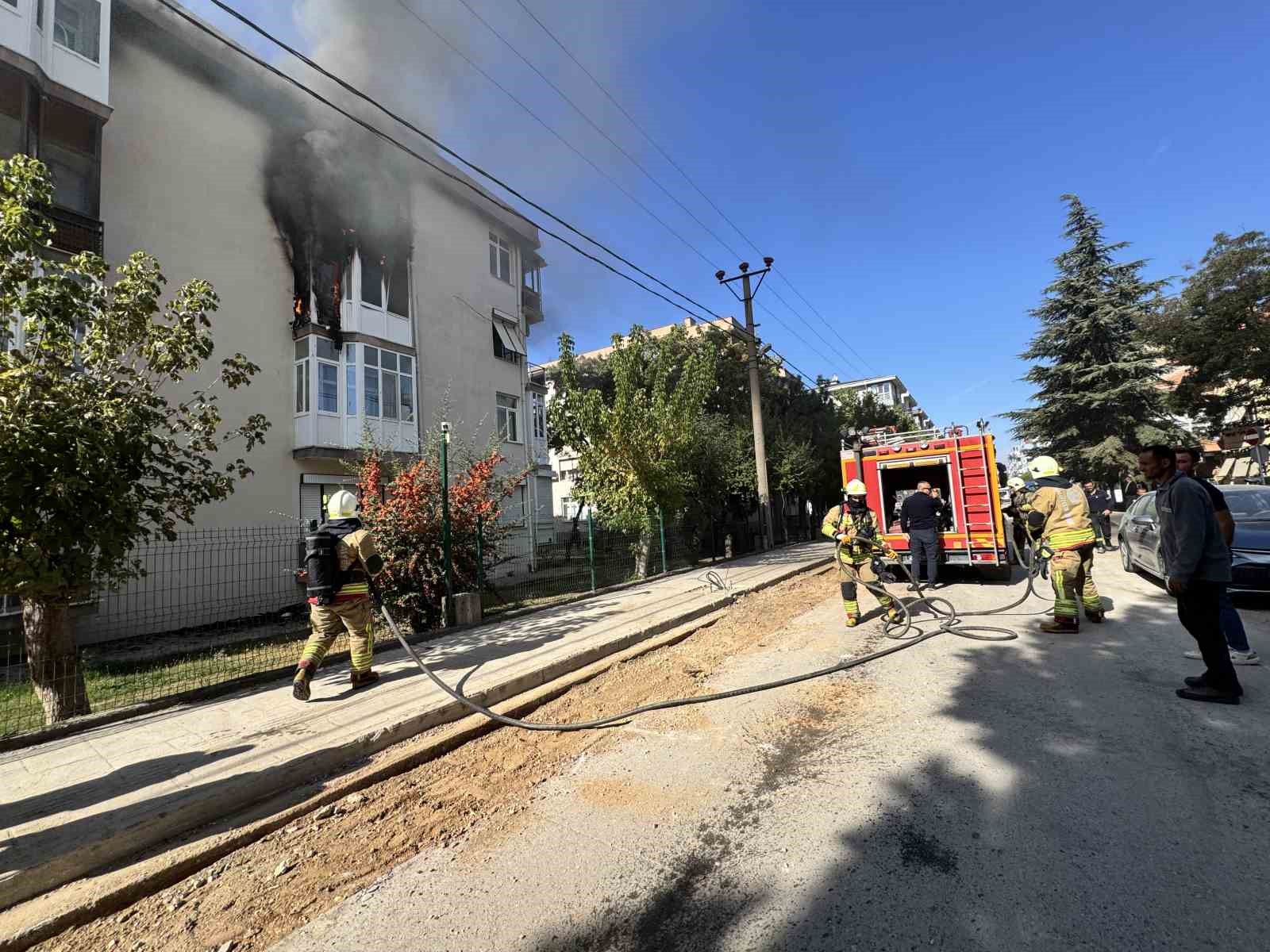 EDİRNE'DE APARTMAN DAİRESİNDE ÇIKAN YANGIN EVİ SARDI. İTFAİYE EKİPLERİNİN MÜDAHALESİYLE SÖNDÜRÜLEN YANGINDA DAİREDE MADDİ HASAR MEYDANA GELDİ.