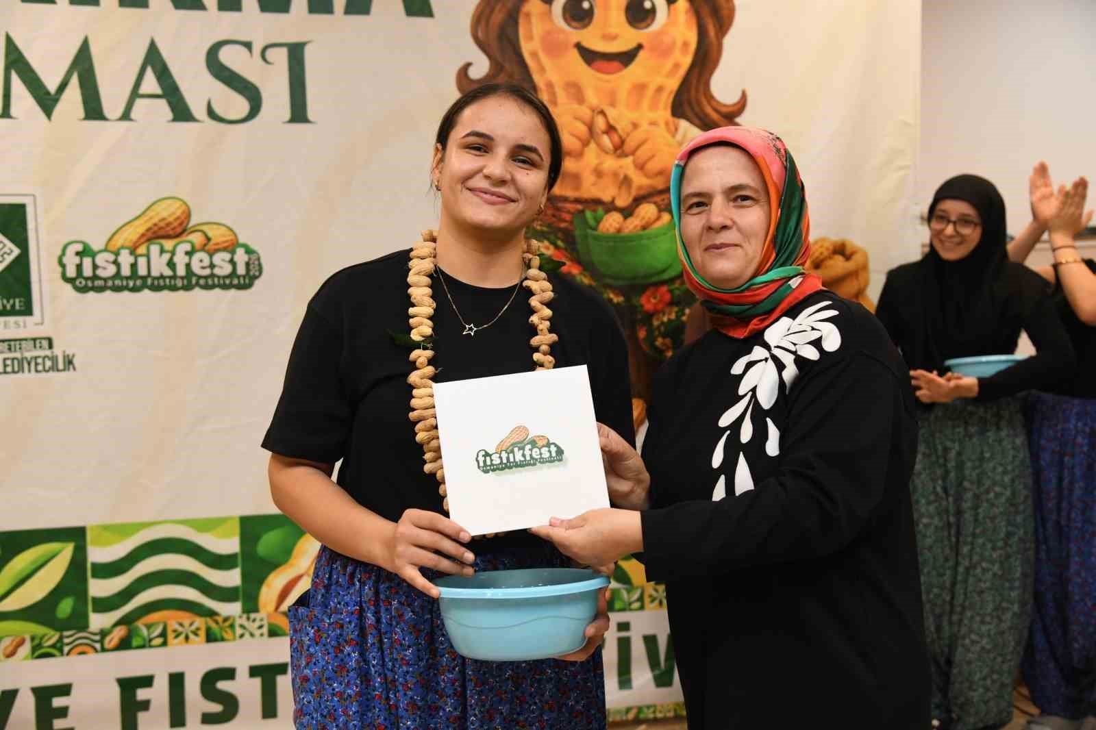 OSMANİYE’DE BU YIL 3’ÜNCÜSÜ DÜZENLENECEK OSMANİYE FISTIĞI FESTİVALİ KAPSAMINDA KYK KIZ ÖĞRENCİ YURDU’NDA GERÇEKLEŞTİRİLEN YER FISTIĞI KIRMA YARIŞMASINDA 10 ÜNİVERSİTE ÖĞRENCİSİ, EN KISA SÜREDE FISTIK AYIKLAMAK İÇİN KIYASIYA MÜCADELE ETTİ.