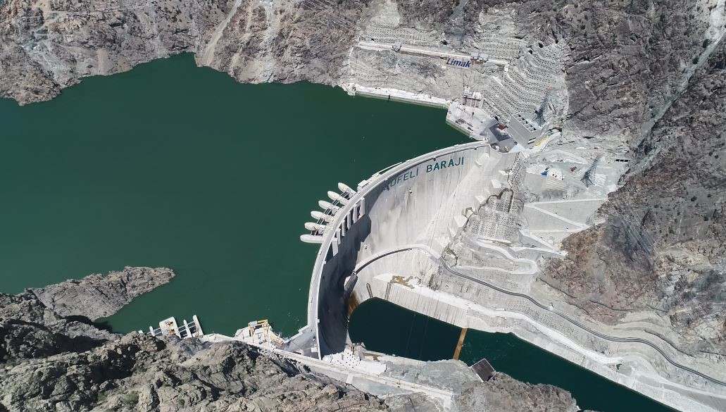 ARTVİN’DEKİ YUSUFELİ BARAJI VE HES, KURAK GEÇEN 2025 YILINDA REKOR SEVİYEDE ELEKTRİK ÜRETİRKEN, DÜZENLİ SU SAĞLADIĞI ARTVİN, DERİNER, BORÇKA VE MURATLI BARAJLARININ YILLIK ÜRETİMİNİ DE YÜZDE 10 SEVİYESİNDE ARTIRDI.