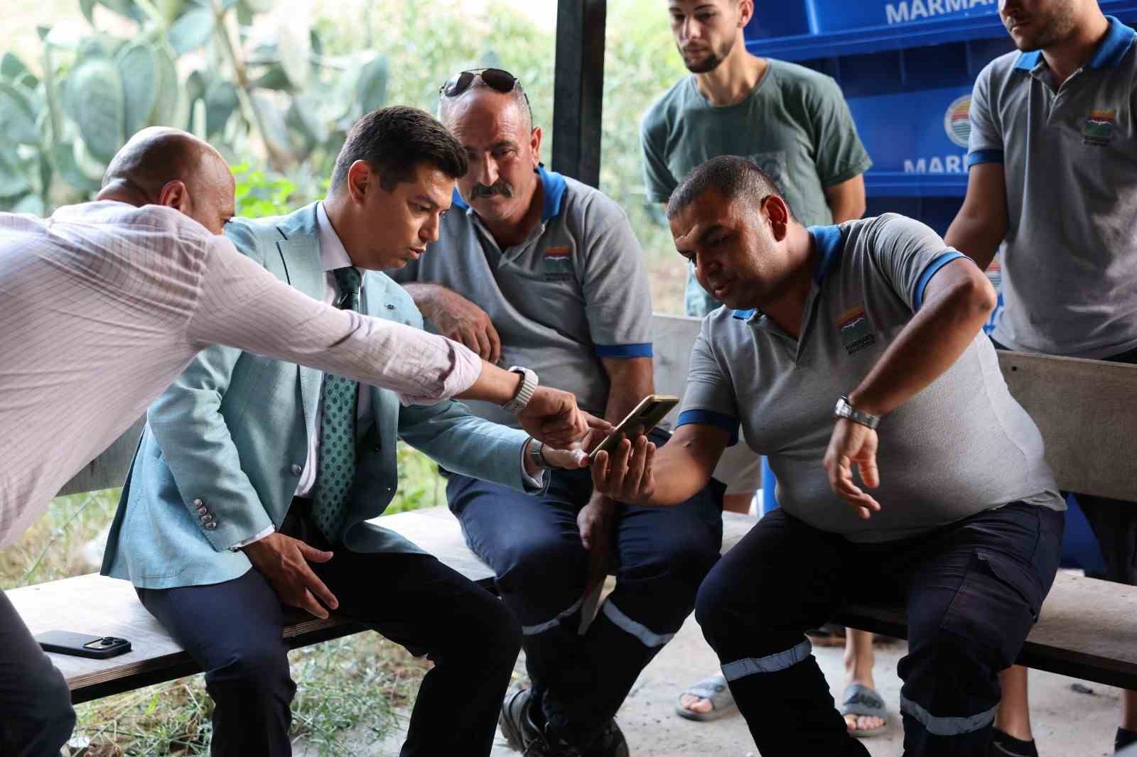 MARMARİS BELEDİYE BAŞKANI ACAR ÜNLÜ, YAZ SEZONU BOYUNCA YOĞUN MESAİ YAPAN TEMİZLİK İŞLERİ MÜDÜRLÜĞÜ PERSONELİNİ ZİYARET ETTİ. MAKİNE ARAÇ PARKI’NDA GERÇEKLEŞEN BULUŞMADA PERSONELE TATLI İKRAM EDEN ÜNLÜ, YAZ BOYUNCA GÖSTERDİKLERİ ÖZVERİLİ ÇALIŞMALAR İÇİN TEŞEKKÜR ETTİ.