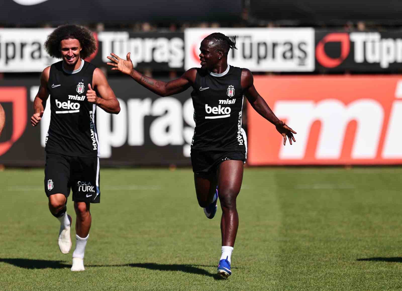BEŞİKTAŞ, UEFA AVRUPA LİGİ PLAY-OFF TURU İLK MAÇINDA LİTVANYA TEMSİLCİSİ KAUNO ZALGİRİS İLE OYNAYACAĞI MAÇIN HAZIRLIKLARINA, BİR GÜNLÜK İZNİN ARDINDAN BUGÜN YAPTIĞI ANTRENMANLA BAŞLADI.