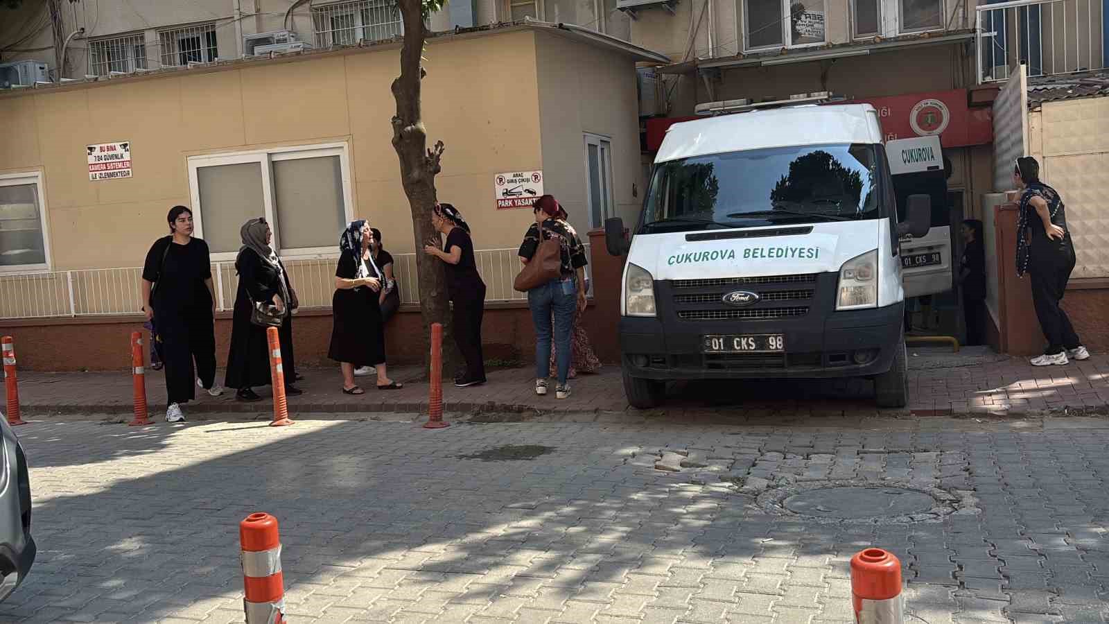 ADANA’DA ALACAK VERECEK MESELESİ YÜZÜNDEN ÇIKAN KAVGADA SİLAHLA VURULARAK ÖLDÜRÜLEN BABA VE OĞLUNUN CENAZESİ DEFNEDİLDİ. OLAYDAN YARALI KURTULAN ANNE İSE CENAZE TÖRENİNE TEKERLEKLİ SANDALYEYLE KATILDI.