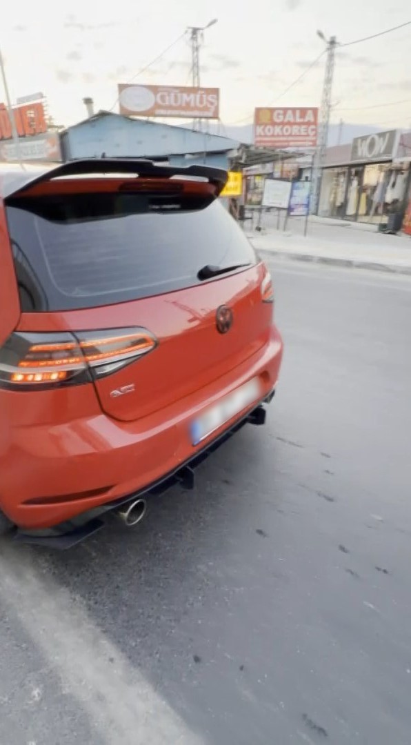 ANTAKYA İLÇESİ ÇEVREYOLU ÜZERİNDE ARACIYLA KUZEYTEPE KAVŞAĞINA İLERLEYEN ERTUĞRUL TOHMA KONTROLÜNDEKİ OTOMOBİLE, ARKASINDAN SEYREDEN BİR OTOMOBİL ÇARPTI.