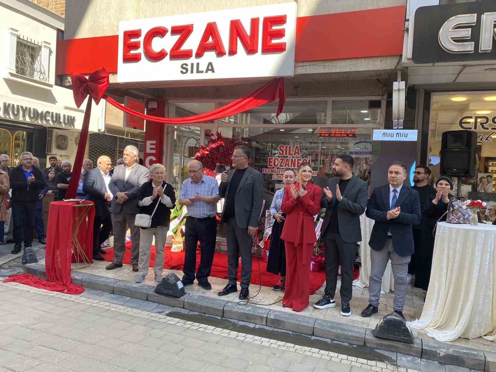 ALAŞEHİR’DE YENİ İŞ YERİNİN AÇILIŞINI YAPAN ECZACI MÜZEYYEN SILA AYKANAT, 2022 YILINDA HAYATINI KAYBEDEN BABASI, ESKİ ALAŞEHİR DEVLET HASTANESİ BAŞHEKİMİ DAHİLİYE UZMANI DR. MESTAN AY’I ANARKEN GÖZYAŞLARINA HAKİM OLAMADI. AYKANAT’IN, "BENİ ‘ECZACI KIZIM’ DİYE SEVERDİ. CANIM BABAM, EVLADIN BAŞARDI" SÖZLERİ AÇILIŞA KATILANLARA DUYGUSAL ANLAR YAŞATTI