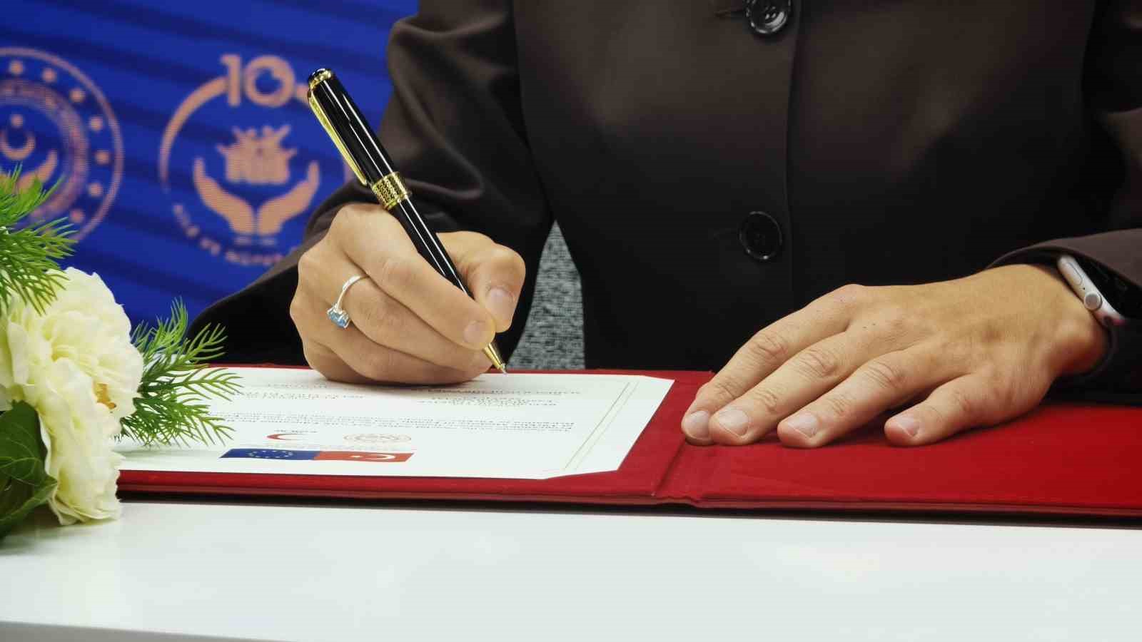 AİLE VE SOSYAL HİZMETLER BAKANLIĞI İLE AVRUPA BİRLİĞİ TÜRKİYE DELEGASYONU ARASINDA YABANCILARA YÖNELİK SOSYAL UYUM VE EĞİTİM YARDIMLARI PROGRAMI PROTOKOL İMZA TÖRENİ DÜZENLENDİ.