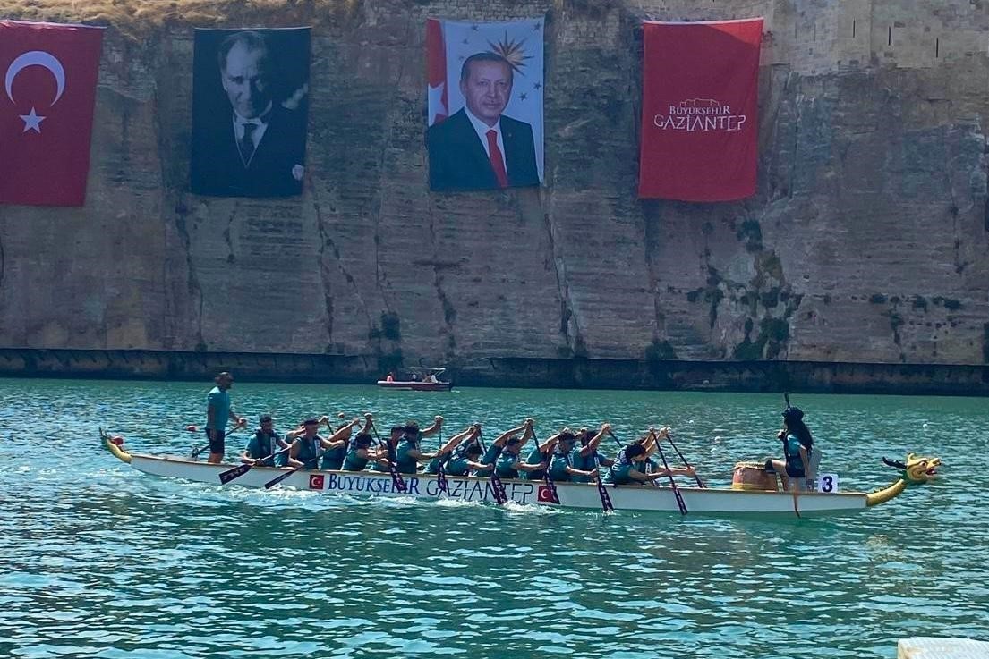 GAZİANTEP RUMKALE’DE DÜZENLENEN DRAGON BOT TÜRKİYE ŞAMPİYONASI’NDA 3 KUPA KAZANAN SAMSUN BÜYÜKŞEHİR SPOR KULÜBÜ SPORCULARI, SAMSUN BÜYÜKŞEHİR BELEDİYE BAŞKANI HALİT DOĞAN’I MAKAMINDA ZİYARET ETTİ.
