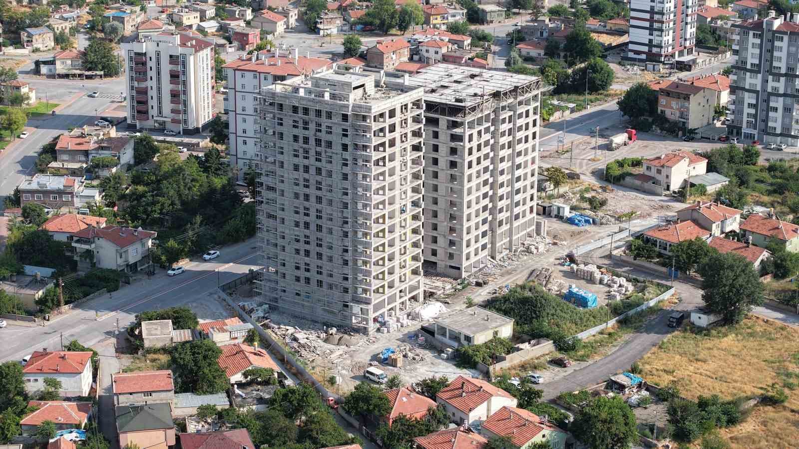 KAYSERİ BÜYÜKŞEHİR BELEDİYESİ’NİN KOCASİNAN İLÇESİ ALSANCAK MAHALLESİ’NDE HAYATA GEÇİRDİĞİ KENTSEL DÖNÜŞÜM PROJESİNDE ÇALIŞMALAR HIZ KESMEDEN SÜRÜYOR. 450 MİLYON TL YATIRIM BEDELİYLE YÜRÜTÜLEN PROJENİN BİRİNCİ ETABINDA İNŞAAT YÜZDE 60 SEVİYESİNE ULAŞIRKEN, İKİNCİ ETAPTA YIKIM ÇALIŞMALARINA VE UZLAŞMA GÖRÜŞMELERİNE BAŞLANDI.
