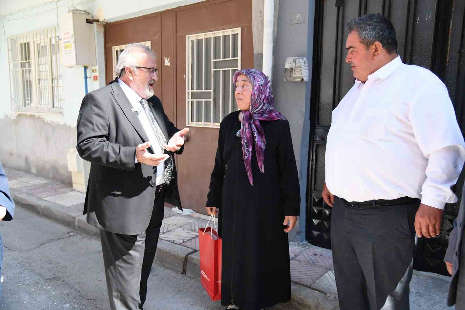 YUNUSEMRE BELEDİYE BAŞKANI SEMİH BALABAN, ÇALIŞMALARIN TAMAMLANMASININ ARDINDAN ARİFE KIZMAZ’I EVİNDE ZİYARET ETTİ. ZİYARETTE BALABAN’A BELEDİYE BAŞKAN YARDIMCISI ALİ KUYUMCU, İLGİLİ BİRİM MÜDÜRLERİ VE BARBAROS MAHALLESİ MUHTARI SİYAMİ ALAK EŞLİK ETTİ.