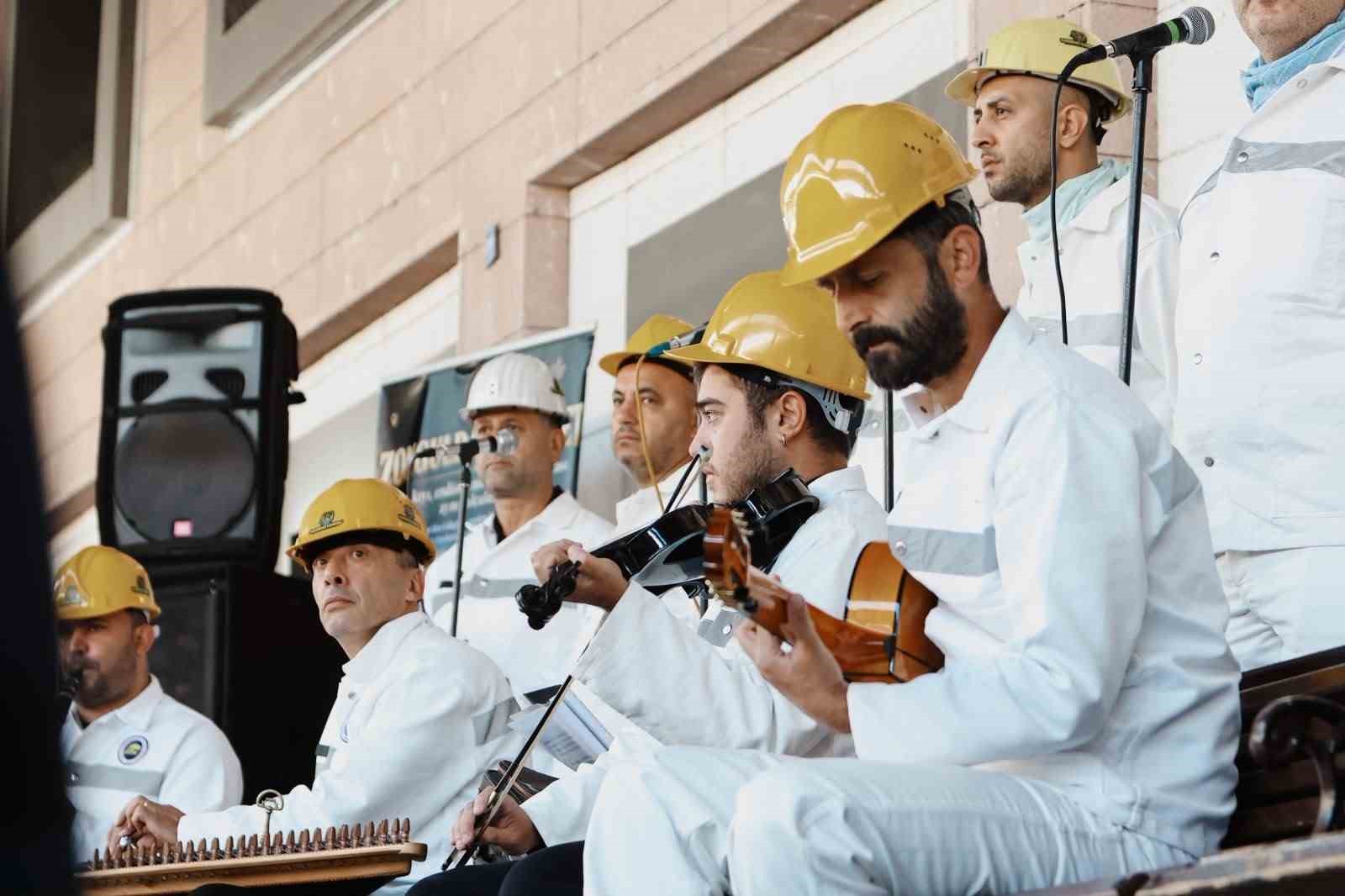 TÜRKİYE'DE BAŞKA ÖRNEĞİ BULUNMAYAN MADENCİ KOROSU'NUN ŞARKILARINA EŞLİK EDEN ZİYARETÇİLER, MİNİ KONSERİN ARDINDAN GÖKGÖL MAĞARASI, MADEN MÜZESİ VE FENER SEMTİNİ ZİYARETİ PLANLAMAYA DAHİL EDİLDİ.