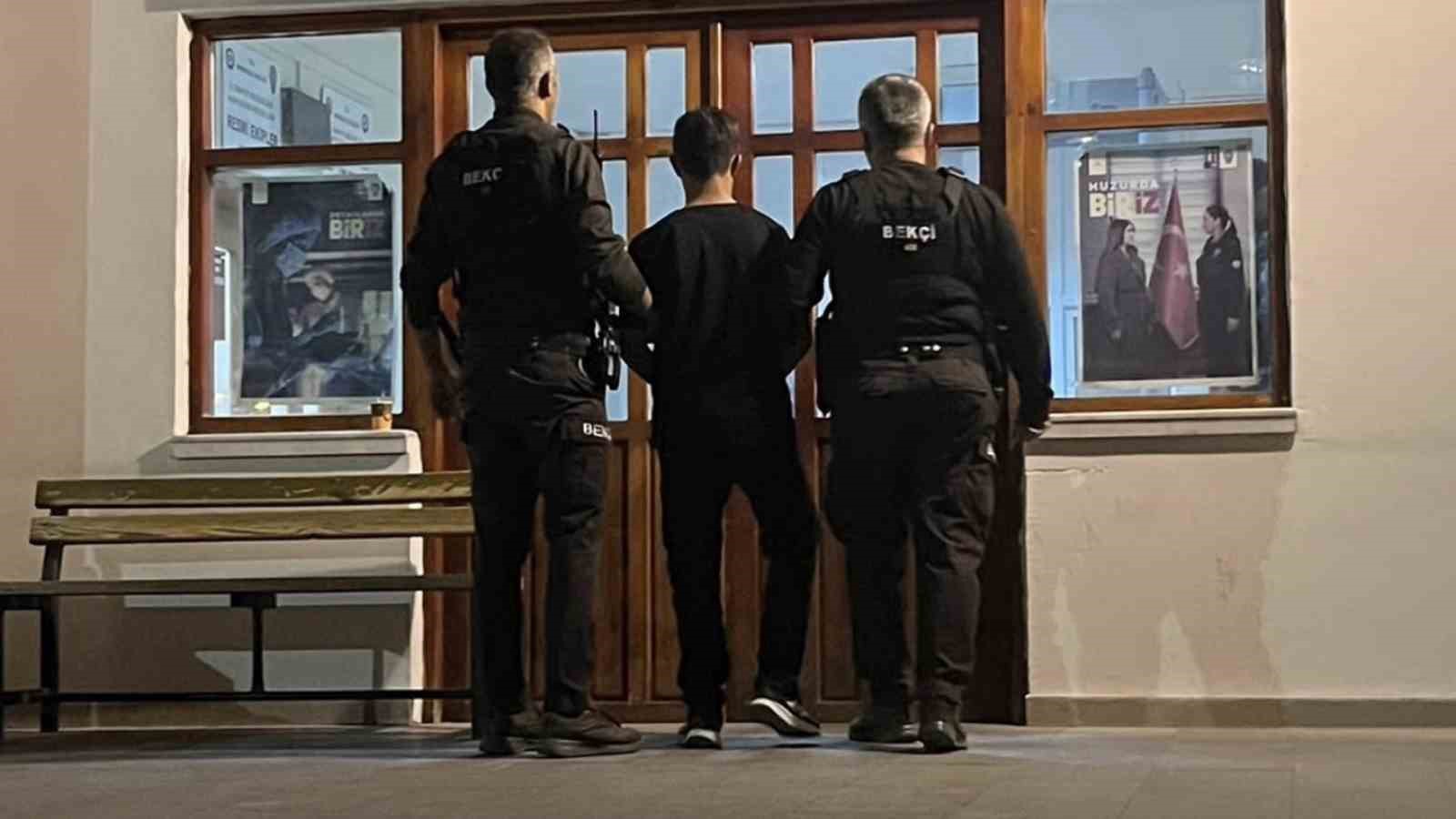 "YAĞMA" VE "HIRSIZLIK" SUÇLARINDAN HAKKINDA 2 YIL 9 AY 22 GÜN KESİNLEŞMİŞ HAPİS CEZASI BULUNAN E.Ş. POLİS EKİPLERİNCE YAKALANDI