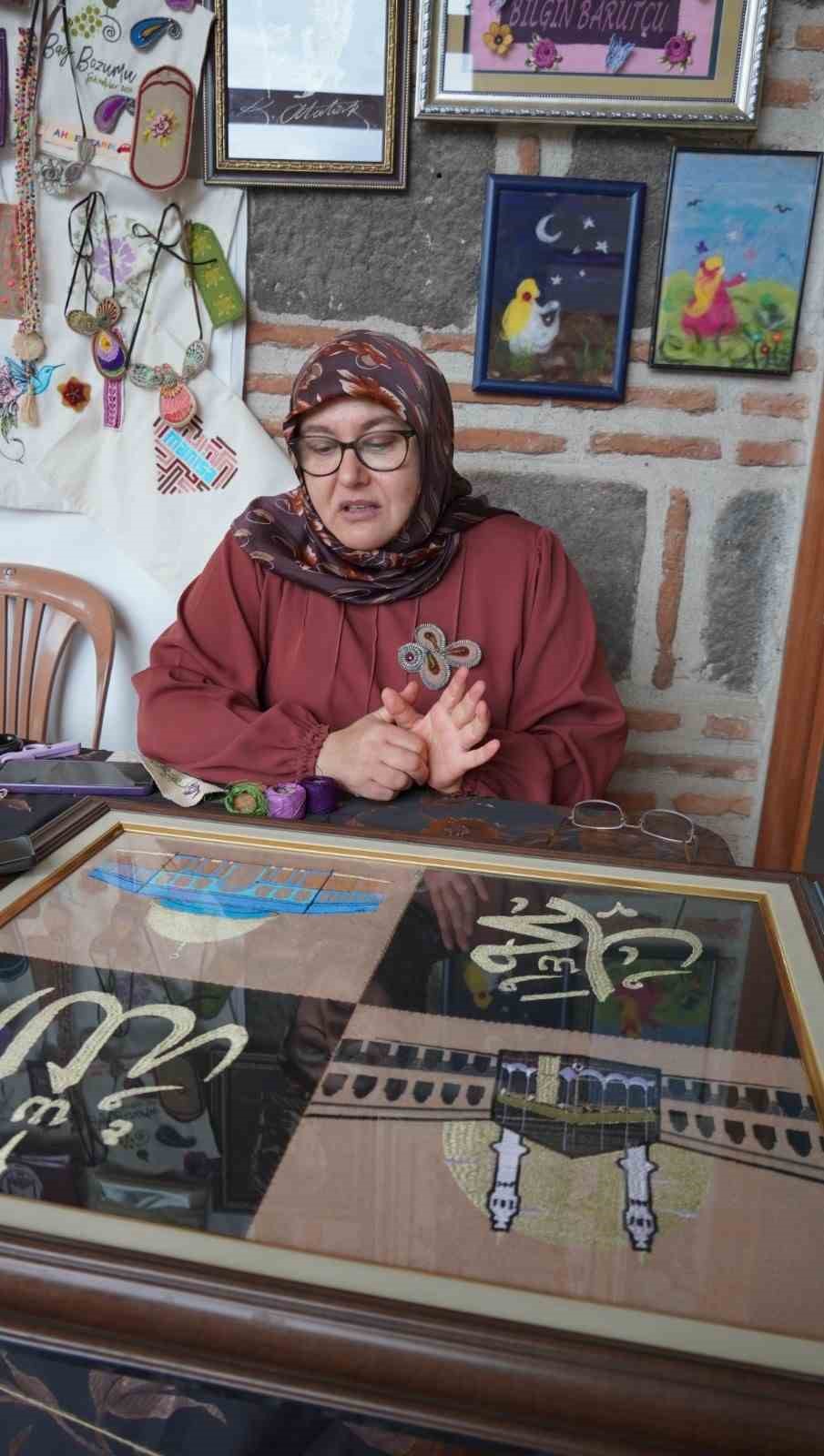 MANİSA’DA MAKİNE NAKIŞI EĞİTMENLİĞİ YAPAN BİLGİN BARUTÇU, SABAH NAMAZINA YAKIN RÜYASINDA GÖRDÜĞÜ TASARIMI NAKIŞ MAKİNESİYLE GERÇEĞE DÖNÜŞTÜRDÜ. ALLAH, MESCİD-İ AKSA, KÂBE-İ MUAZZAMA VE MUHAMMED LAFIZLARINI BİR ARAYA GETİREN ÖZEL ESERİ 200 BİNİN ÜZERİNDE BATIŞLA İŞLEYEN BARUTÇU, "HEM BİR RÜYANIN HATIRASI HEM KALBİMİZDEKİLERİN TEMSİLİ" DEDİ.