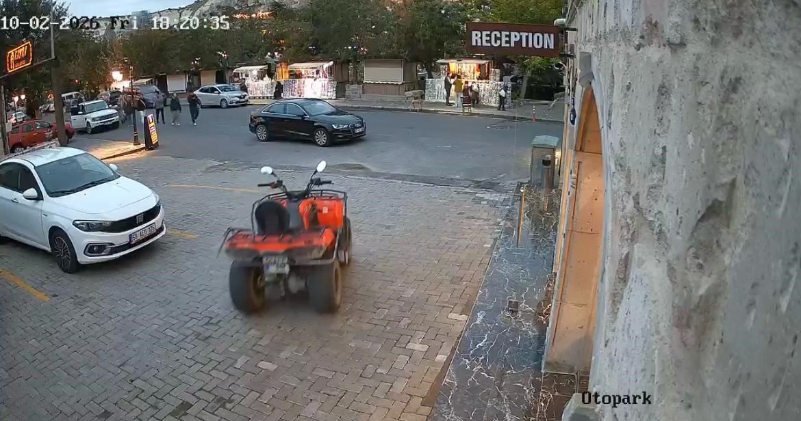 NEVŞEHİR’İN GÖREME BELDESİNDE PARK HALİNDEKİ BİR ATV, HENÜZ BİLİNMEYEN BİR NEDENLE BİR ANDA HAREKET EDEREK PARK HALİNDEKİ BAŞKA BİR ARACA ÇARPTI. GÜVENLİK KAMERALARINA YANSIYAN KAZADA YARALANAN OLMAZKEN, ARAÇLARDA MADDİ HASAR MEYDANA GELDİ.