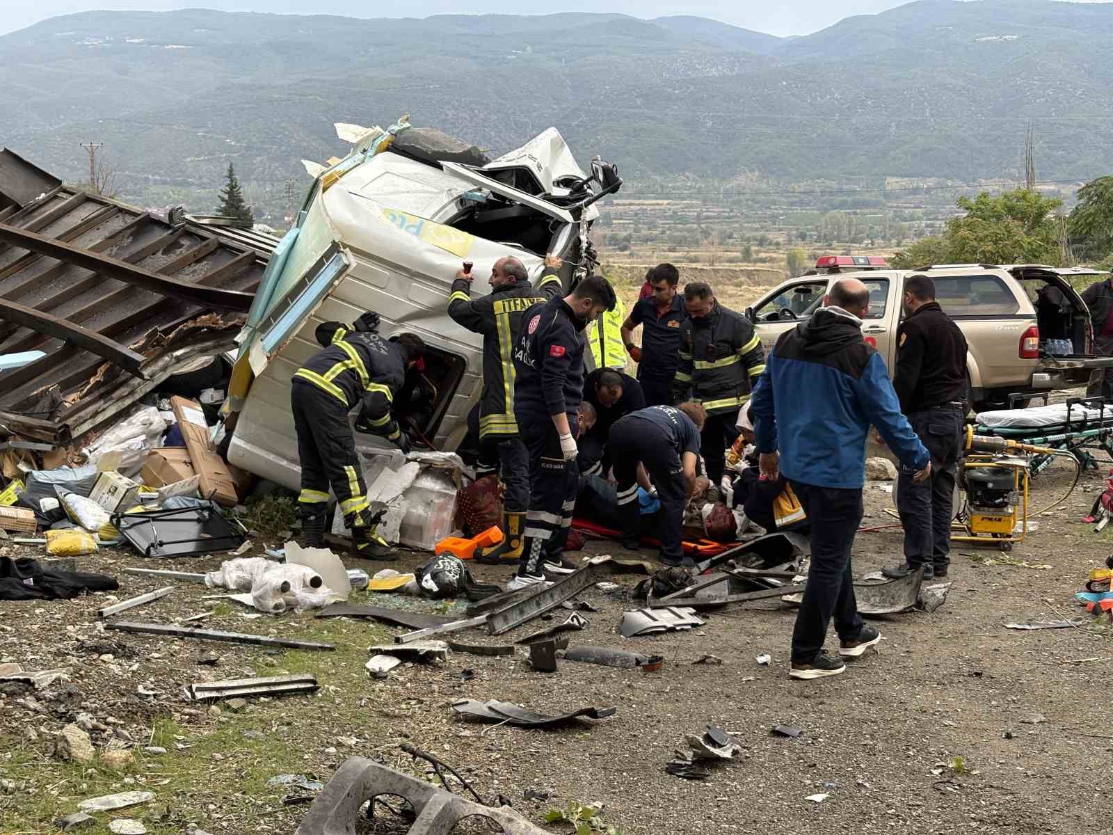 KASTAMONU'NUN TOSYA İLÇESİ D100 KARAYOLUNDA PTT'YE AİT KARGO TAŞIMA KAMYONUN, 25 METRE YÜKSEKLİKTEKİ KÖPRÜDEN AŞAĞI UÇTU.