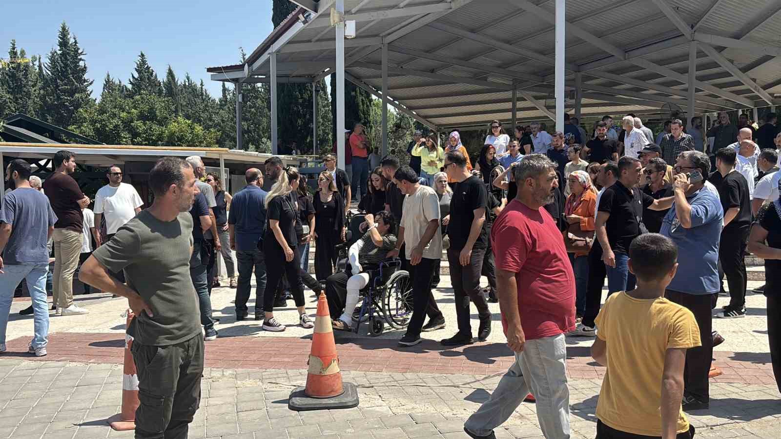 ADANA’DA ALACAK VERECEK MESELESİ YÜZÜNDEN ÇIKAN KAVGADA SİLAHLA VURULARAK ÖLDÜRÜLEN BABA VE OĞLUNUN CENAZESİ DEFNEDİLDİ. OLAYDAN YARALI KURTULAN ANNE İSE CENAZE TÖRENİNE TEKERLEKLİ SANDALYEYLE KATILDI.