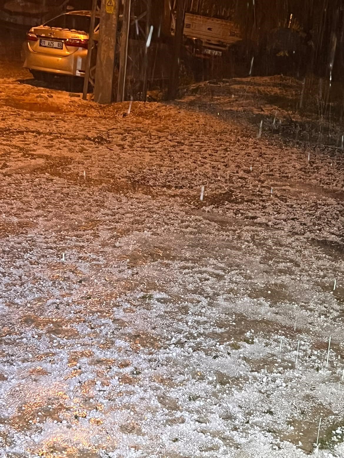 HATAY’DA KISA SÜRELİ ETKİLİ OLAN CEVİZ BÜYÜKLÜĞÜNDEKİ DOLU YAĞIŞI ÇEVREYİ BEYAZA BÜRÜDÜ. YAĞIŞLI HAVANIN GECE BOYUNCA ETKİLİ OLMASI BEKLENİRKEN BEYAZA BÜRÜNEN ALTINÖZÜ İLÇE STADYUMUNUN GÖRÜNTÜSÜ DİKKAT ÇEKTİ.