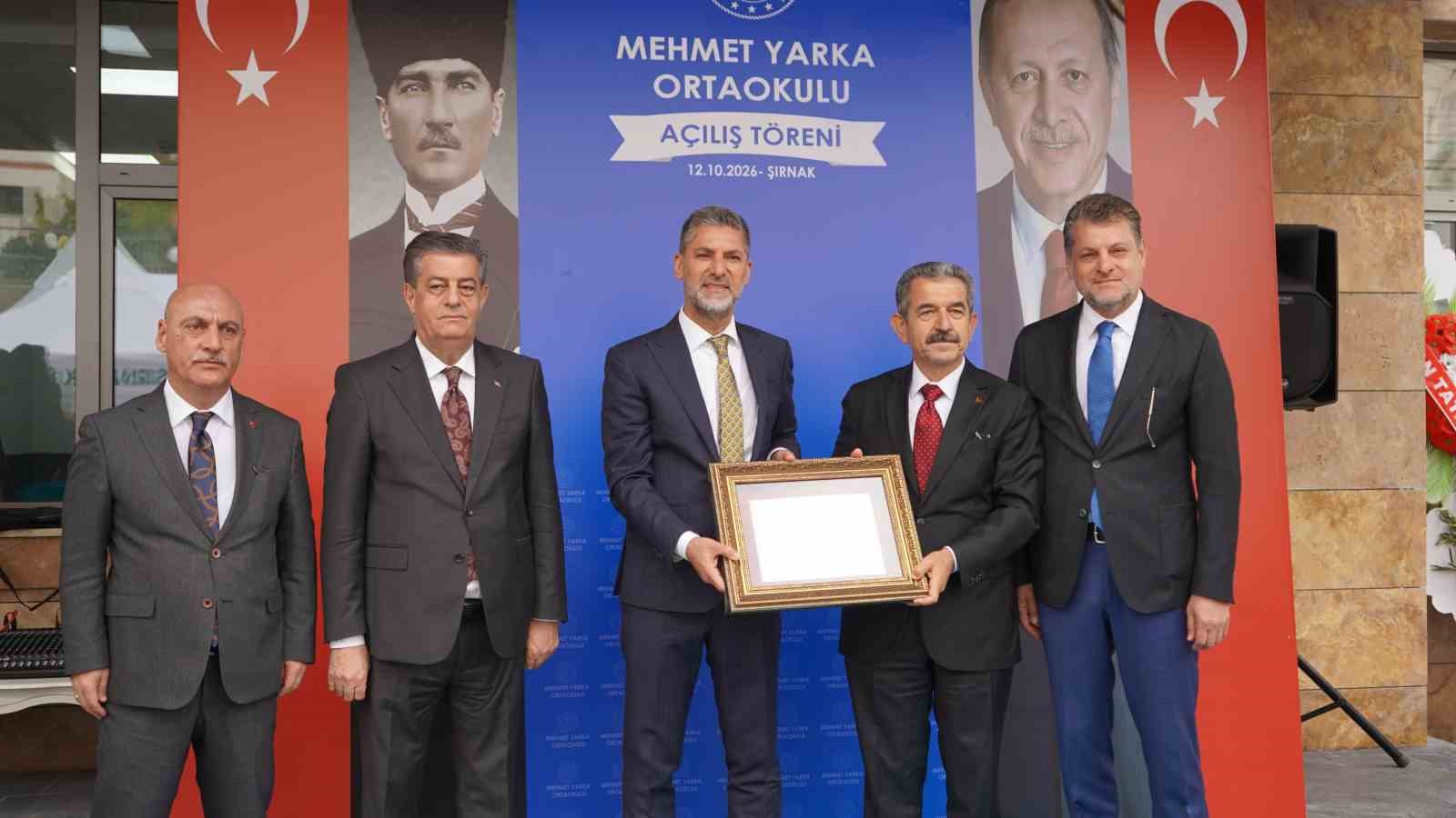 AÇILIŞTA KONUŞAN ŞIRNAK VALİSİ BİROL EKİCİ, KENTTE BU YIL 17 OKULUN YAPIMININ SÜRDÜĞÜNÜ BELİRTEREK EĞİTİM YATIRIMLARININ ARTIRILMASI GEREKTİĞİNİ VURGULADI. ŞIRNAK BELEDİYE BAŞKANI MEHMET YARKA İSE OKULUN ASIL GURUR KAYNAĞININ BURADA YETİŞECEK ÖĞRENCİLER OLACAĞINI SÖYLEDİ.