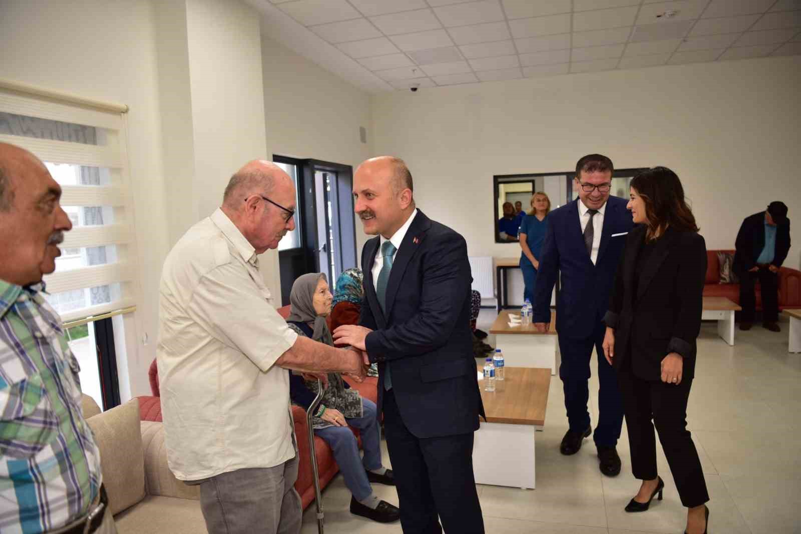 AYDIN VALİSİ DR. OSMAN VAROL, 1 EKİM DÜNYA YAŞLILAR GÜNÜ DOLAYISIYLA AYDIN HUZUREVİ YAŞLI BAKIM VE REHABİLİTASYON MERKEZİ’Nİ ZİYARET EDEREK HUZUREVİ SAKİNLERİYLE BİR ARAYA GELDİ.