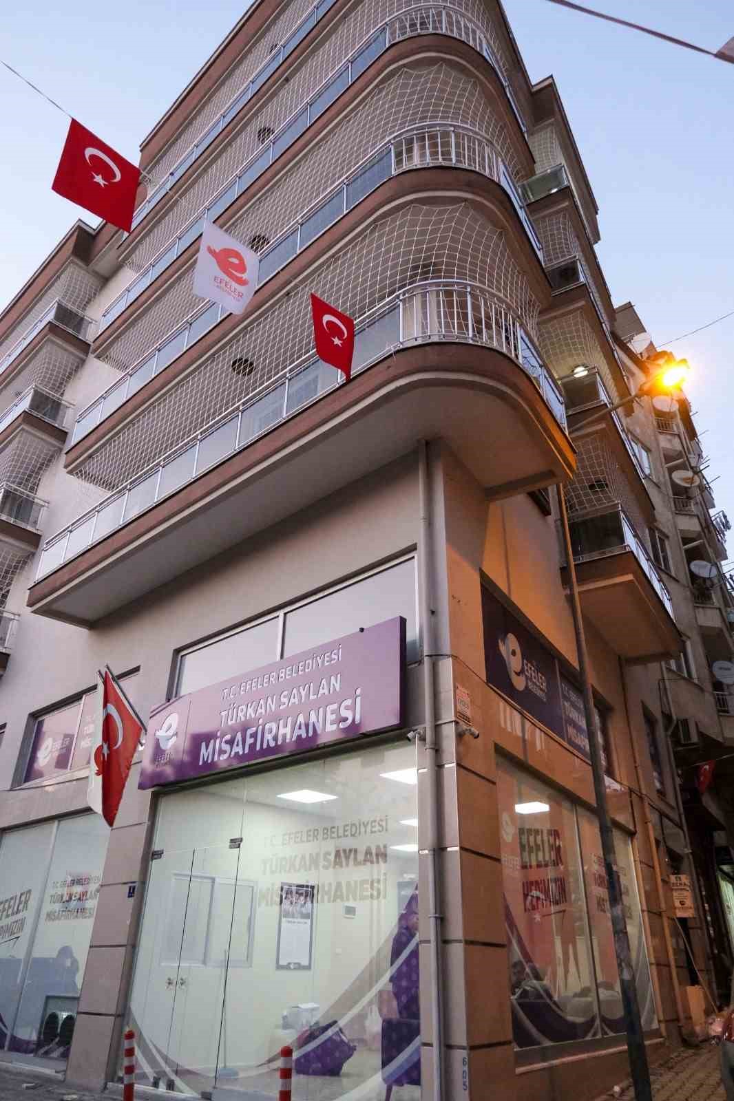 EFELER BELEDİYE BAŞKANI ANIL YETİŞKİN’İN SOSYAL BELEDİYECİLİK ANLAYIŞIYLA HİZMETE AÇTIĞI TÜRKAN SAYLAN MİSAFİRHANESİ, KADINLARA GÜVENLİ, KONFORLU VE EKONOMİK KONAKLAMA İMKÂNI SUNUYOR. TEK, İKİ VE ÜÇ KİŞİLİK ODALARI İLE MİSAFİRLERİNİ AĞIRLAYAN TESİSTE, 18-25 YAŞ ARASI KADINLAR, YÜZDE 50 İNDİRİM AVANTAJINDAN YARARLANIYOR.