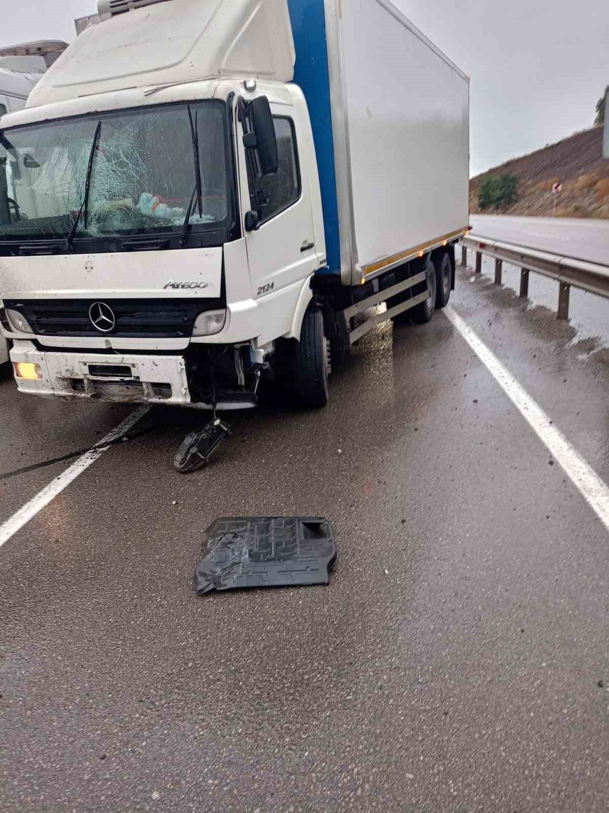 ERZURUM’UN AŞKALE İLÇESİNDE 1 TIR, 1 KAMYON VE 2 OTOMOBİLİN KARIŞTIĞI ZİNCİRLEME TRAFİK KAZASI MEYDANA GELDİ.