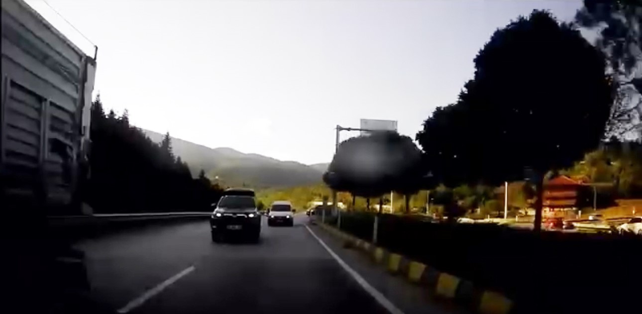 ÖTE YANDAN KARABÜK - BARTIN KARA YOLU EFLANİ YOL AYRIMINDA DA HAFİF TİCARİ ARACIN, KAMYONETİN KONTROLSÜZ ŞEKİLDE ŞERİT DEĞİŞTİRMESİ NEDENİYLE KAZA ATLATTIĞI ANLAR ARAÇ KAMERASINA YANSIDI.