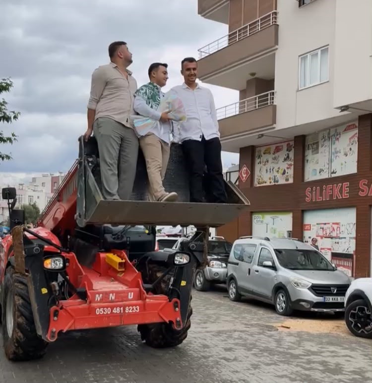 MERSİN’İN SİLİFKE İLÇESİNDE İNŞAAT MÜHENDİSİ DAMAT, GELİN ALMA TÖRENİNE SIRA DIŞI BİR YÖNTEMLE İMZA ATTI. DAMAT, 4. KATTAKİ GELİN EVİNE VİNÇ SEPETİNE BİNEREK BALKONDAN GİRDİ.