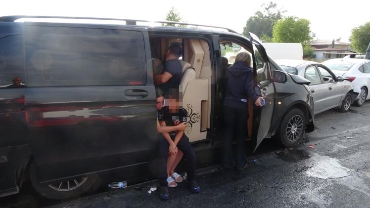 ANTALYA'NIN MANAVGAT İLÇESİNDE 3'Ü TUR ARACI OLMAK ÜZERE 6 ARACIN KARIŞTIĞI ZİNCİRLEME TRAFİK KAZASINDA ARALARINDA YABANCI UYRUKLU TURİSTLERİN DE BULUNDUĞU 17 KİŞİ YARALANDI.