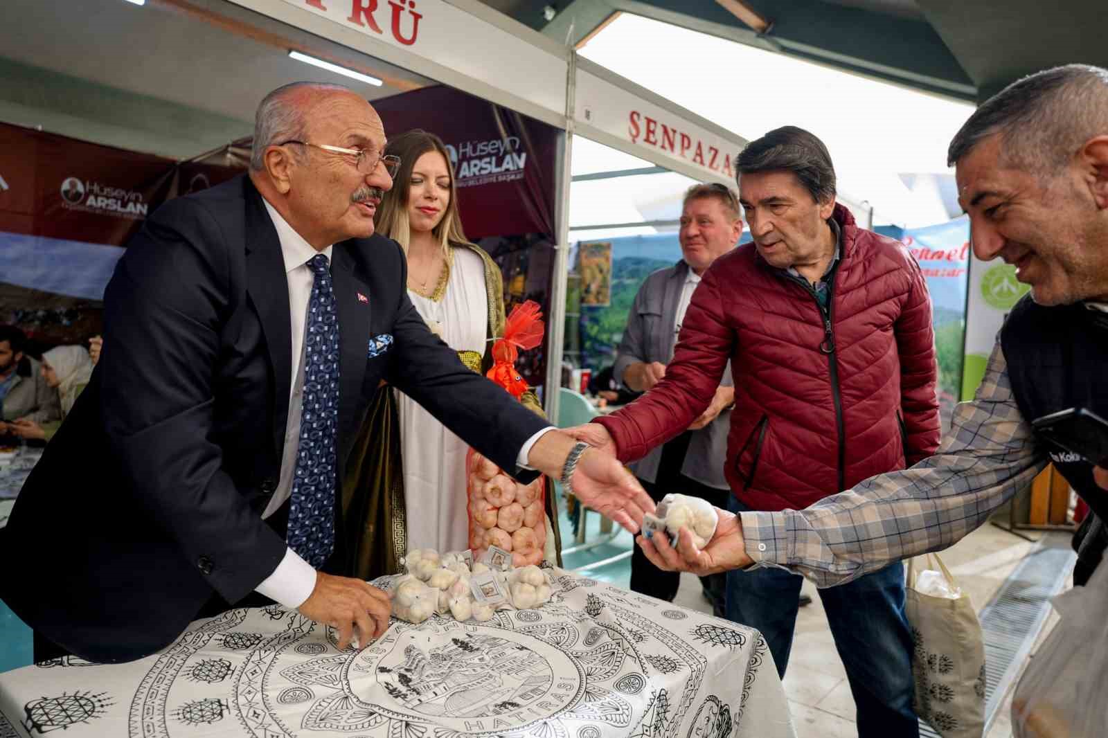TAŞKÖPRÜ BELEDİYE BAŞKANI HÜSEYİN ARSLAN, ANKARA’DA DÜZENLENEN ETKİNLİKTE VATANDAŞLARA TAŞKÖPRÜ SARIMSAĞI DAĞITTI.