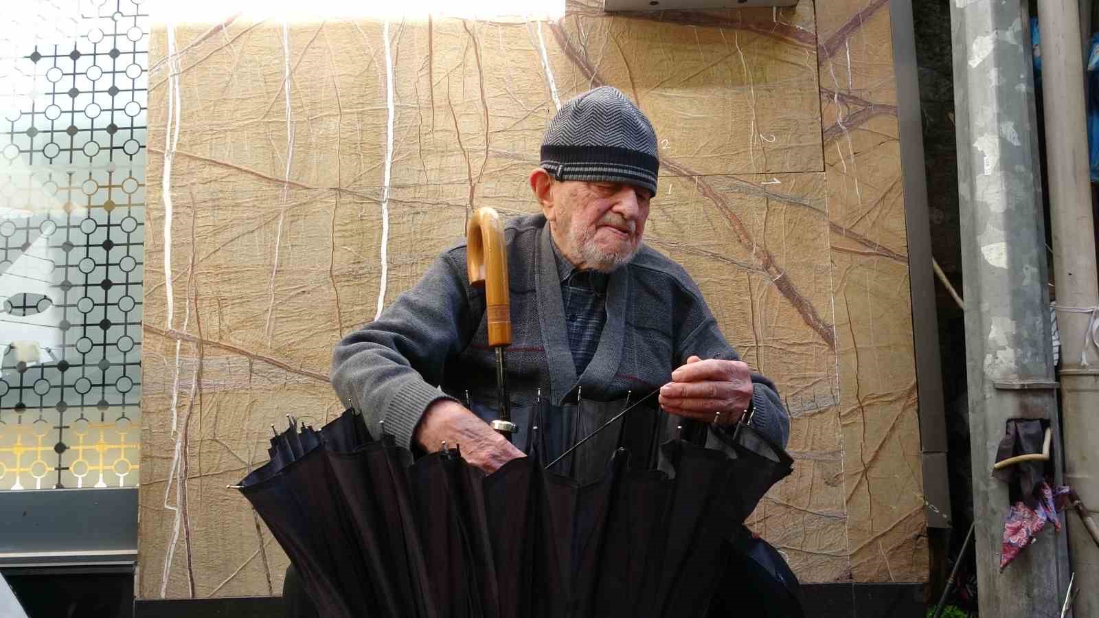SAMSUN’DA ŞEHRİN TEK ŞEMSİYE TAMİRCİSİ OLAN 97 YAŞINDAKİ DURSUN YILDIZ, İLERLEYEN YAŞI VE TİTREYEN ELLERİNE RAĞMEN MESLEĞİNİ DÖRT KOLLA SARILIYOR. YAKLAŞIK 1 AYDIR HASTALIKLA MÜCADELE EDEN YILDIZ, SÖZ VERDİĞİ MÜŞTERİSİNİN ŞEMSİYESİNİ TAMİR ETMEK İÇİN YENİDEN TAMİR ALETLERİNİ ELİNE ALDI.