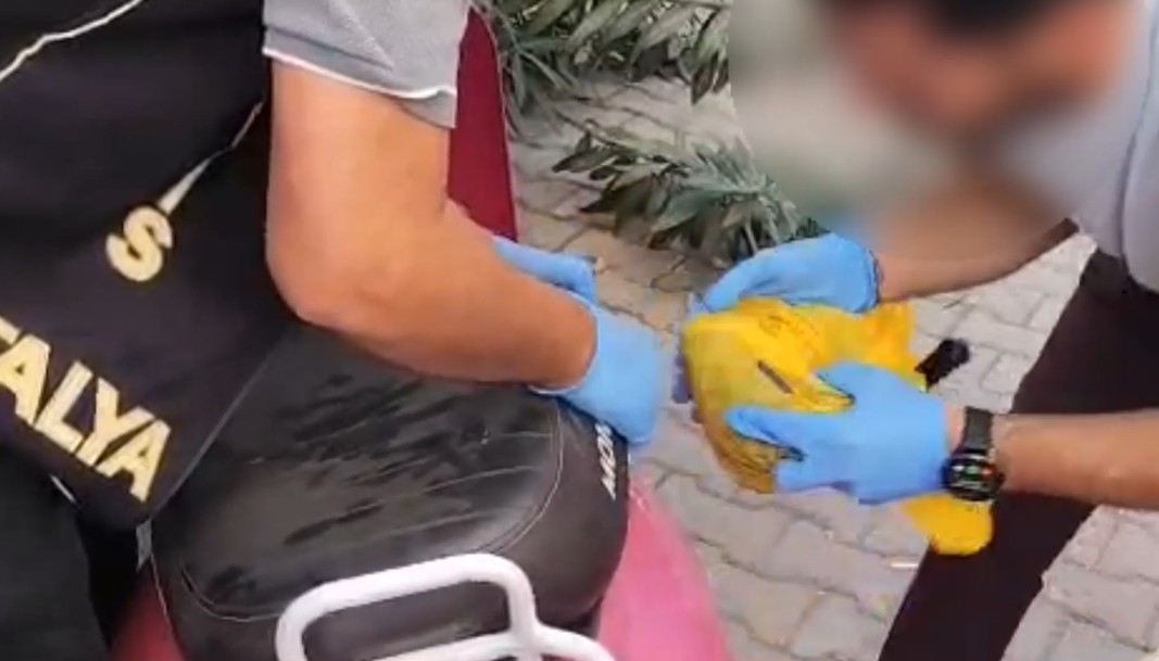 ÇALINAN ZİYNET EŞYALARI BİR MOTOSİKLET KOLTUĞUNUN ALTINDA GİZLENMİŞ VAZİYETTE BULUNURKEN, DEREYE ATILAN KASALAR DA DALGIÇLAR TARAFINDAN ÇIKARTILDI.