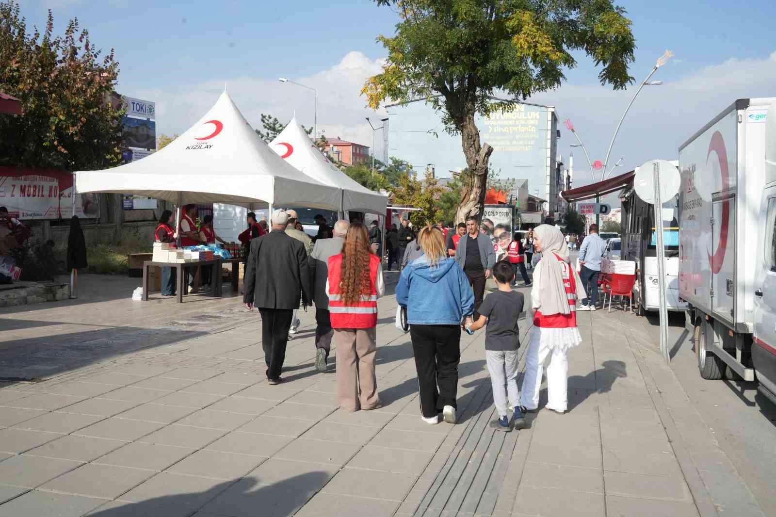 TÜRK KIZILAY MUŞ İL MERKEZİ BAŞKANLIĞI VARTO TEMSİLCİLİĞİ TARAFINDAN KURULAN İYİLİK ÇARŞISI’NDA SATILAN ÜRÜNLERDEN ELDE EDİLECEK GELİRLE KÖY OKULLARINDA EĞİTİM GÖREN ÖĞRENCİLERE KIRTASİYE DESTEĞİ SAĞLANACAK.