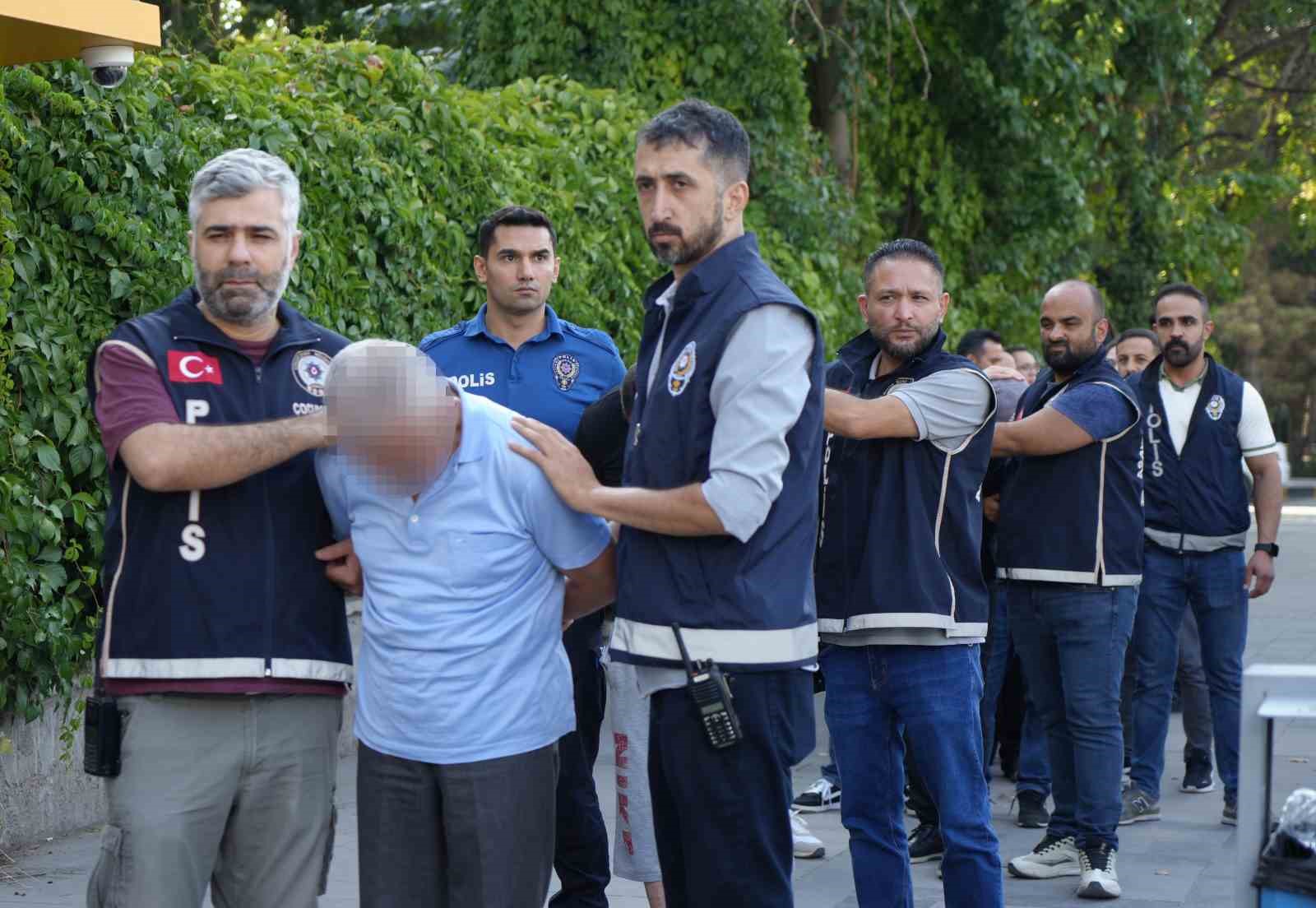 KIRIKKALE'DE 12 YIL ÖNCE ÖLDÜRÜLDÜKTEN SONRA CESEDİ 7 PARÇAYA AYRILARAK DERİN DONDURUCUDA SAKLANAN HÜSEYİN OKUMUŞOĞLU CİNAYETİNE İLİŞKİN YÜRÜTÜLEN SORUŞTURMADA HAKİM KARŞISINA ÇIKAN ŞÜPHELİLERDEN 13'Ü TUTUKLANIRKEN, 3'Ü ADLİ KONTROL ŞARTIYLA SERBEST BIRAKILDI.