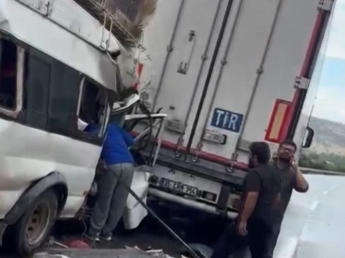 MERSİN'İN TARSUS İLÇESİ SINIRLARINDA OTOYOLDA TARIM İŞÇİLERİNİ TAŞIYAN MİNİBÜS İLE 2 TIRIN KARIŞTIĞI KAZADA 11 KİŞİ YARALANDI.