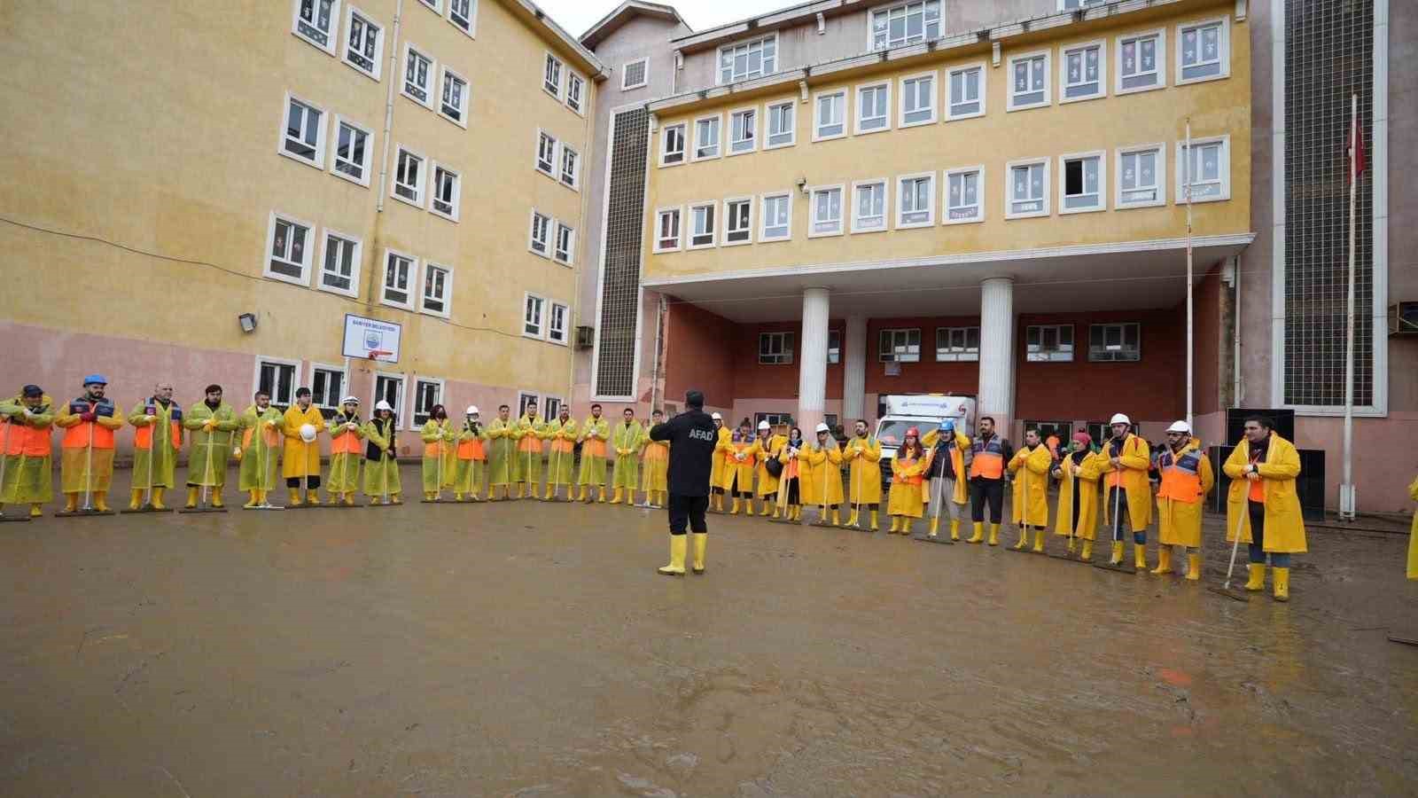 AFET VE ACİL DURUM YÖNETİMİ BAŞKANLIĞI (AFAD) TARAFINDAN, "ÜLKE GENELİNDE MÜDAHALE ÇALIŞMALARINDA 60 BİN 395 PERSONEL VE 1060 AFAD GÖNÜLLÜSÜ İLE 8.927 ARAÇ GÖREV YAPMAKTADIR" DENİLDİ.