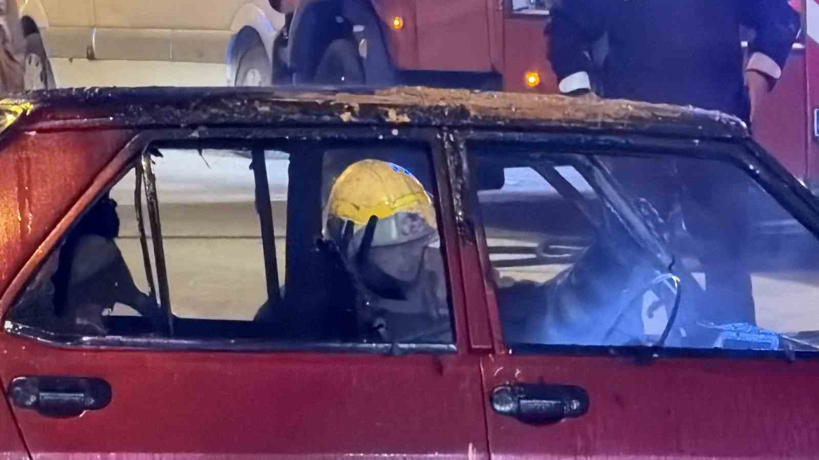 DÜZCE’DE İSTOP EDEN ARACINI YENİDEN ÇALIŞTIRMAK İSTEYEN SÜRÜCÜNÜN ARACI ALEV ALEV YANDI. OTOMOBİL KULLANILAMAZ HALE GELDİ.