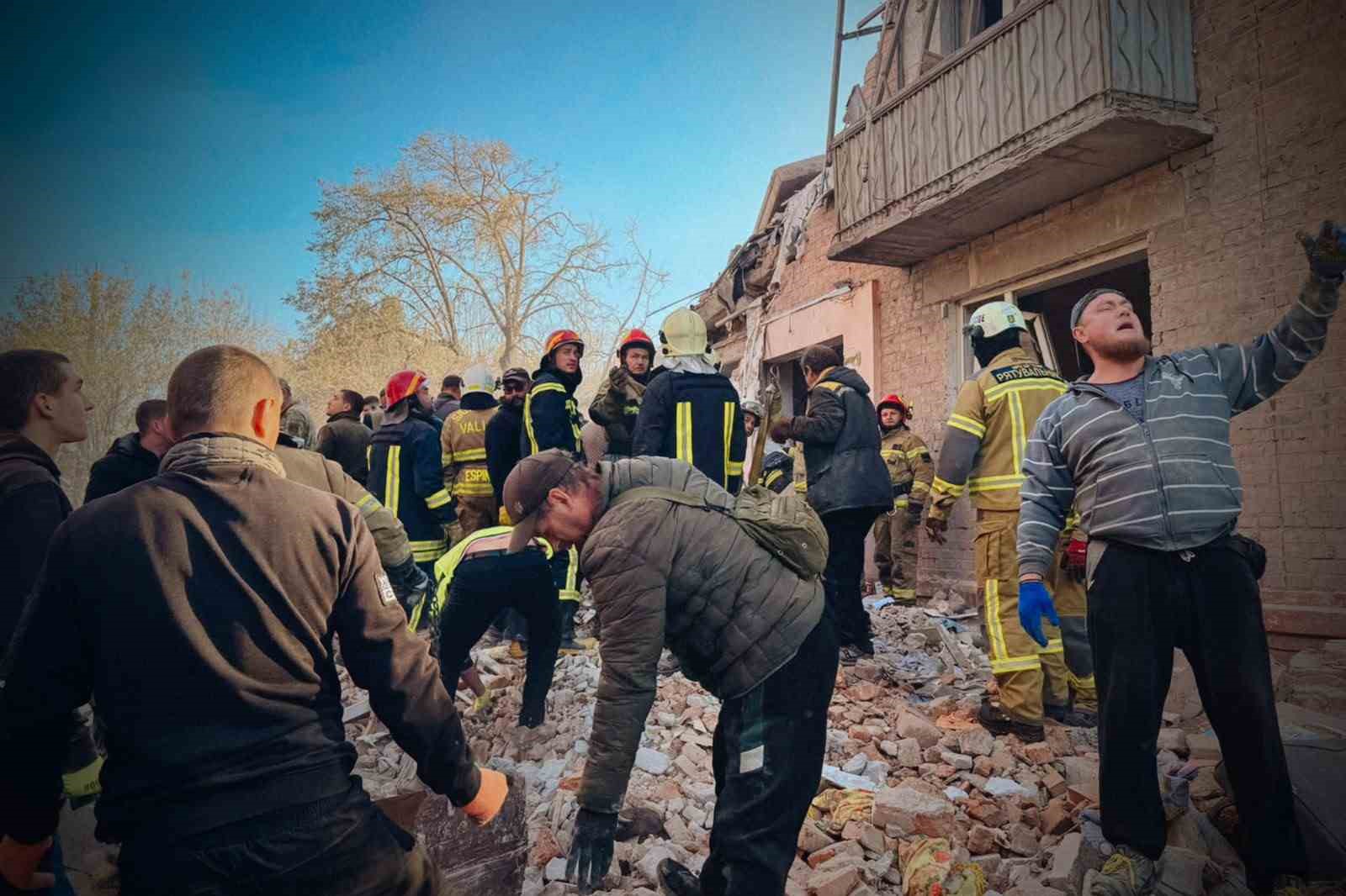 UKRAYNA DEVLET BAŞKANI VLADİMİR ZELENSKİY, "PUTİN'E DOĞUM GÜNÜ HEDİYESİ" İFADELERİNİ KULLANDIĞI AÇIKLAMASINDA, RUSYA'NIN UKRAYNA GENELİNİ 70 FÜZE VE ÇOK SAYIDA İNSANSIZ HAVA ARACI (İHA) İLE HEDEF ALDIĞINI BELİRTEREK, SALDIRILARDA EN AZ 11 KİŞİNİN HAYATINI KAYBETTİĞİNİ AÇIKLADI.