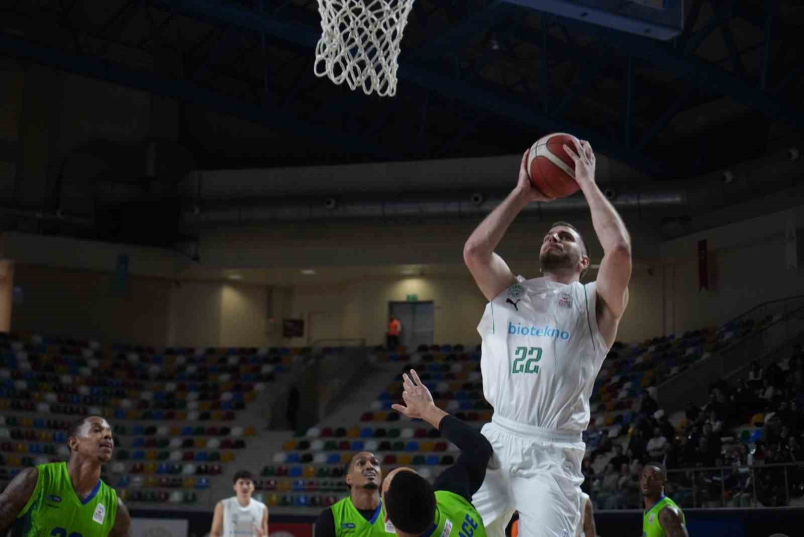 TÜRKİYE SİGORTA BASKETBOL SÜPER LİGİ'NİN 4. HAFTASINDA TOFAŞ, DEPLASMANDA KARŞILAŞTIĞI KÖRFEZ BASKET'İ BRYCE JONES'UN SON SANİYE ÜÇLÜĞÜYLE 71-69 MAĞLUP ETTİ.