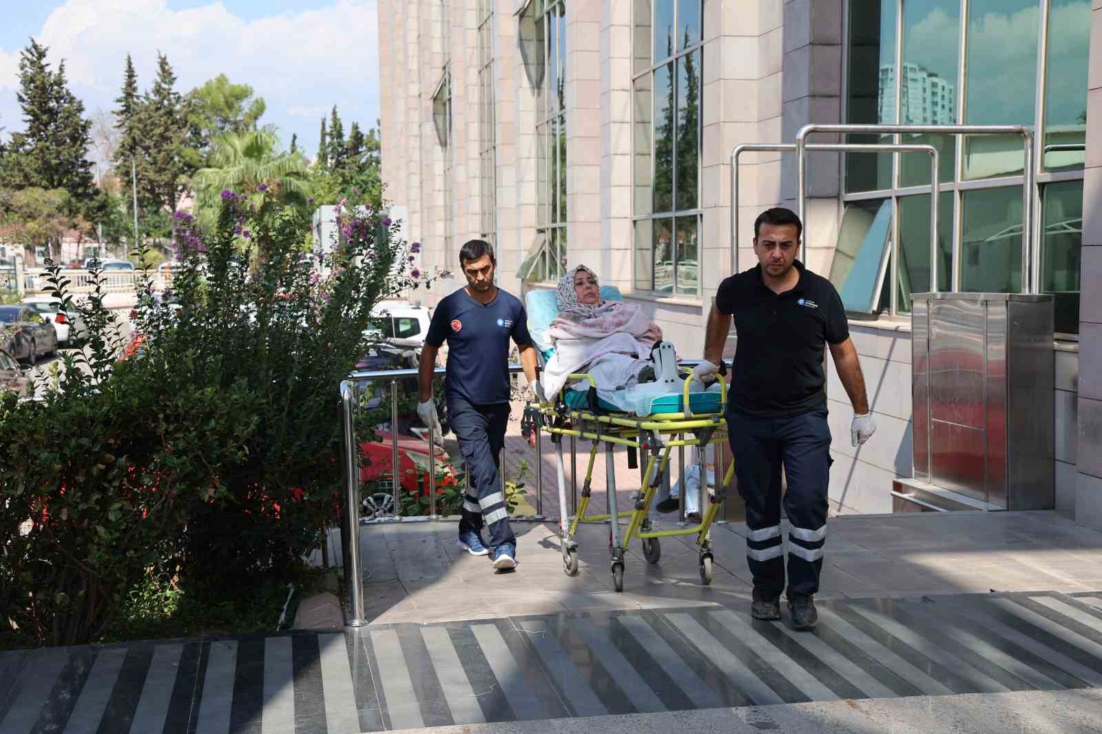 HASTANEYE GİTMESİ GEREKEN VATANDAŞLAR İSE İHTİYAÇLARI DOĞRULTUSUNDA HASTA NAKİL ARAÇLARIYLA ÜCRETSİZ VE KONFORLU BİR ŞEKİLDE SAĞLIK KURULUŞLARINA ULAŞTIRILIYOR.