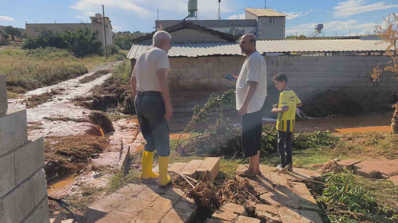 HATAY’DA KISA SÜRE ETKİLİ OLAN ŞİDDETLİ YAĞIŞ SELE NEDEN OLURKEN, SU ALTINDA KALAN TARIM ARAZİLERİNDE İNSANLAR VE HAYVANLAR ZOR ANLAR YAŞADI.