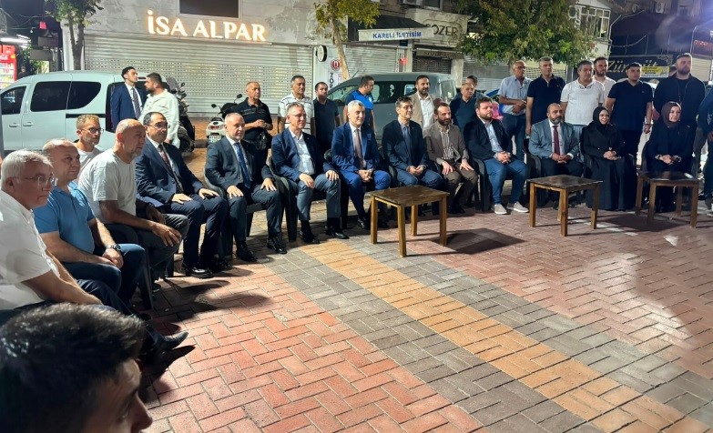 MEYDANDA İLÇE SAKİNLERİYLE BİR ARAYA GELEREK ÇAY İÇİP SOHBET EDEN BOLAT, VATANDAŞLARIN TALEP VE GÖRÜŞLERİNİ DİNLEDİ.