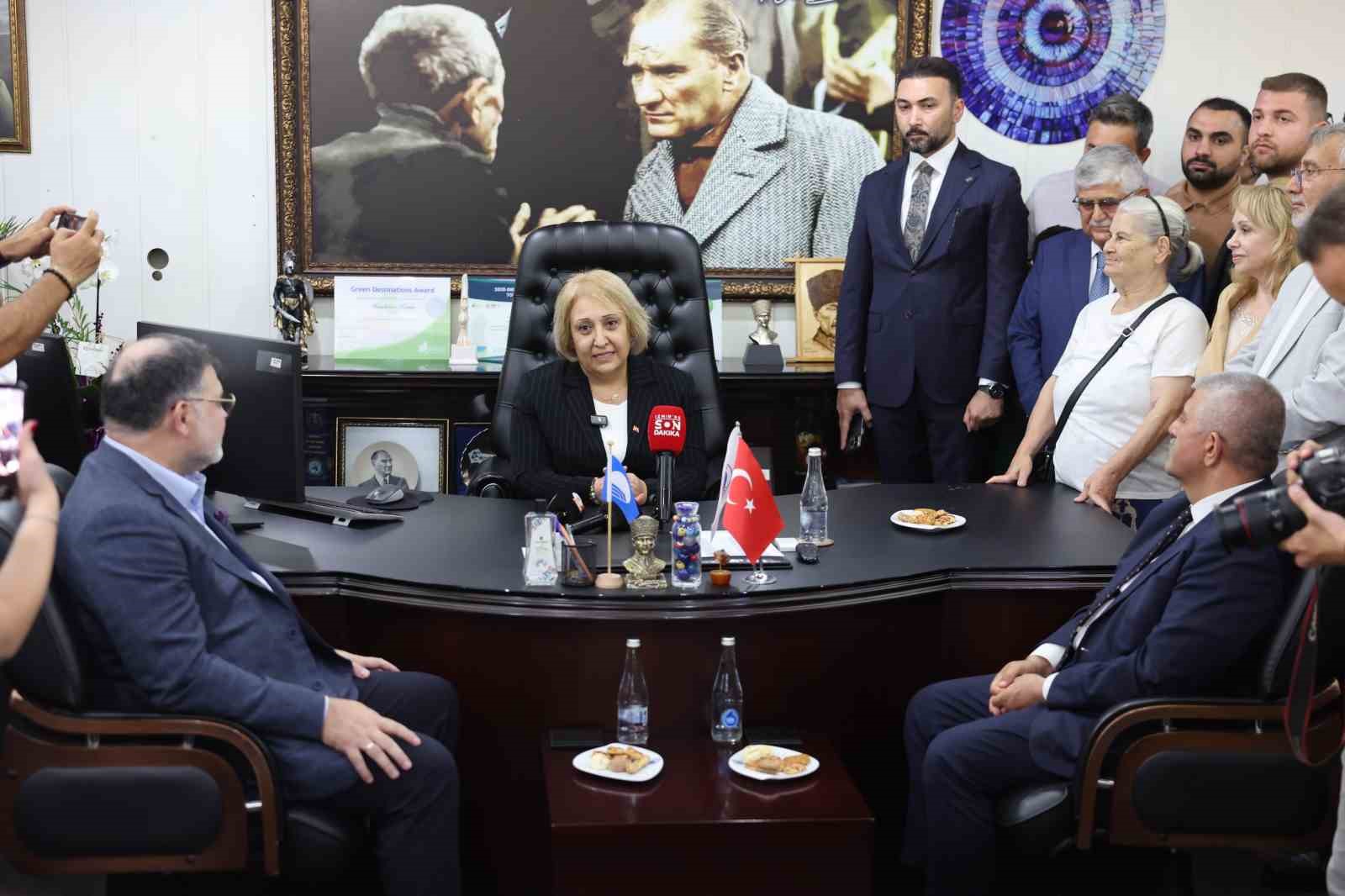 MENDERES BELEDİYE BAŞKAN VEKİLLİĞİ DEVİR TESLİM TÖRENİ GERÇEKLEŞTİRİLDİ. BAŞKAN VEKİLİ OLARAK SEÇİLEN AK PARTİLİ ASUMAN ŞEN, GÖREVİ DEVRALDI.