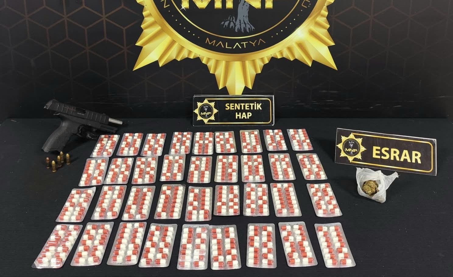 MALATYA’DA SOKAK SATICILARINA YÖNELİK DÜZENLENEN OPERASYONDA BİN 299 ADET SENTETİK ECZA HAPI, 77 GRAM SENTETİK KANNABİNOİD, 8 GRAM ESRAR VE RUHSATSIZ TABANCA ELE GEÇİRİLDİ. OPERASYONDA GÖZALTINA ALINAN 3 ŞÜPHELİDEN 2’Sİ TUTUKLANDI.
