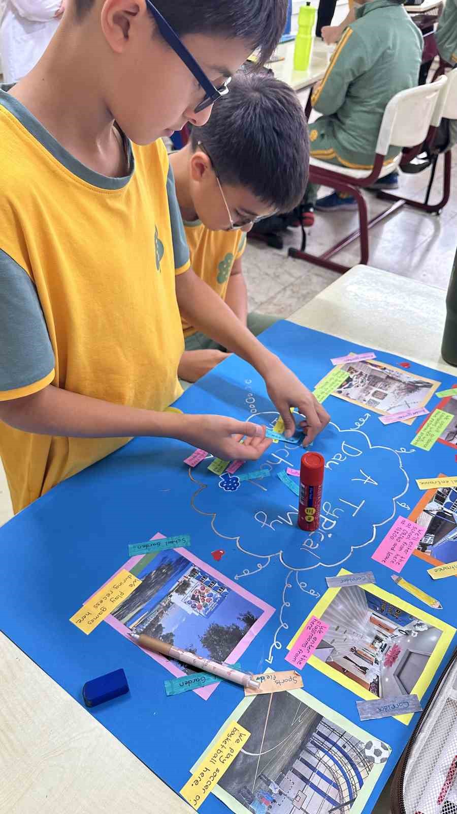 "A SİMPLE DAY AT SCHOOL" ETWİNNİNG PROJESİ KAPSAMINDA ÖĞRENCİLER; OKULLARINI, OKUL YAŞAMLARINI VE GÜNLÜK DENEYİMLERİNİ İNGİLİZCE İFADE EDEREK KÜRESEL BİR EĞİTİM AĞINDA AKTİF ROL ALIYOR.