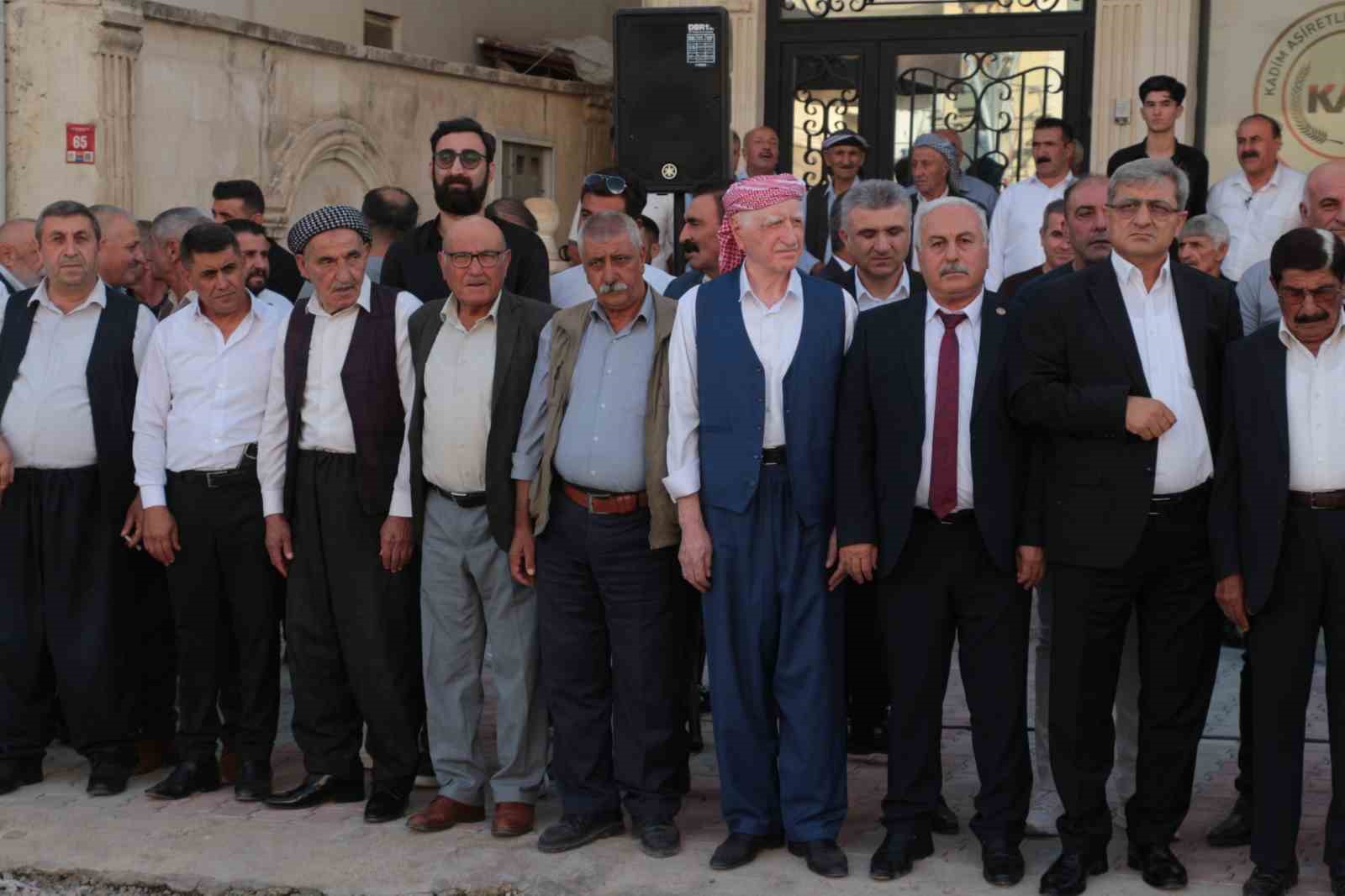 ŞIRNAK’TA KADİM AŞİRETLER FEDERASYONU İL BAŞKANLIĞI ÖNCÜLÜĞÜNDE BİR ARAYA GELEN AŞİRET LİDERLERİ, KANAAT ÖNDERLERİ VE SİVİL TOPLUM KURULUŞU TEMSİLCİLERİ, TBMM'DE KABUL EDİLEN "ÇERÇEVE YASA"YA DESTEK VERDİKLERİNİ AÇIKLADI.