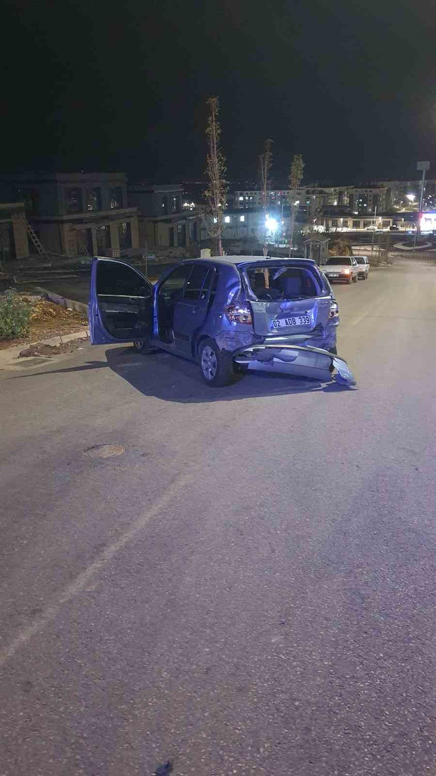 ADIYAMAN’DA İKİ OTOMOBİL İLE BİR MOTOSİKLETİN ÇARPIŞMASI SONUCU 2 KİŞİ YARALANDI.